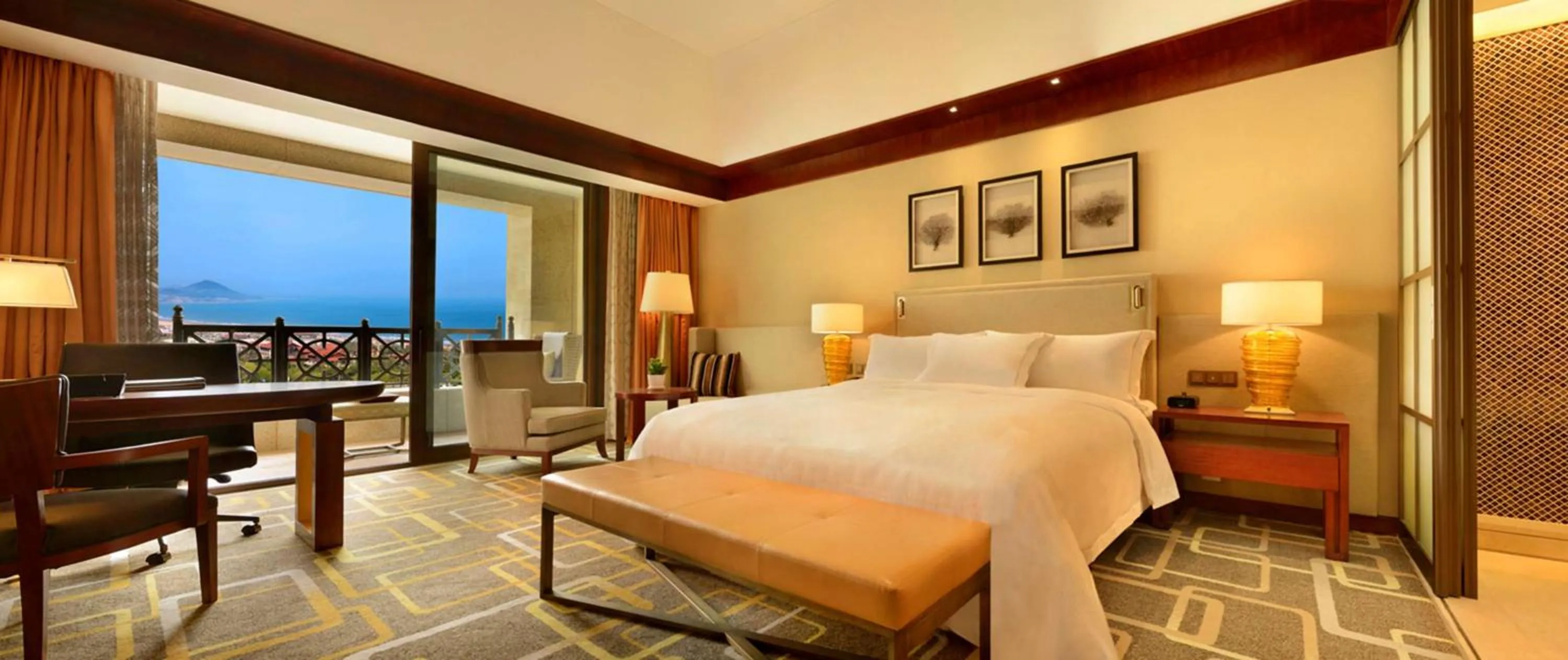 Bed in Hilton Qingdao Golden Beach 丨 10 mins' walk to Golden Beach and Beer City