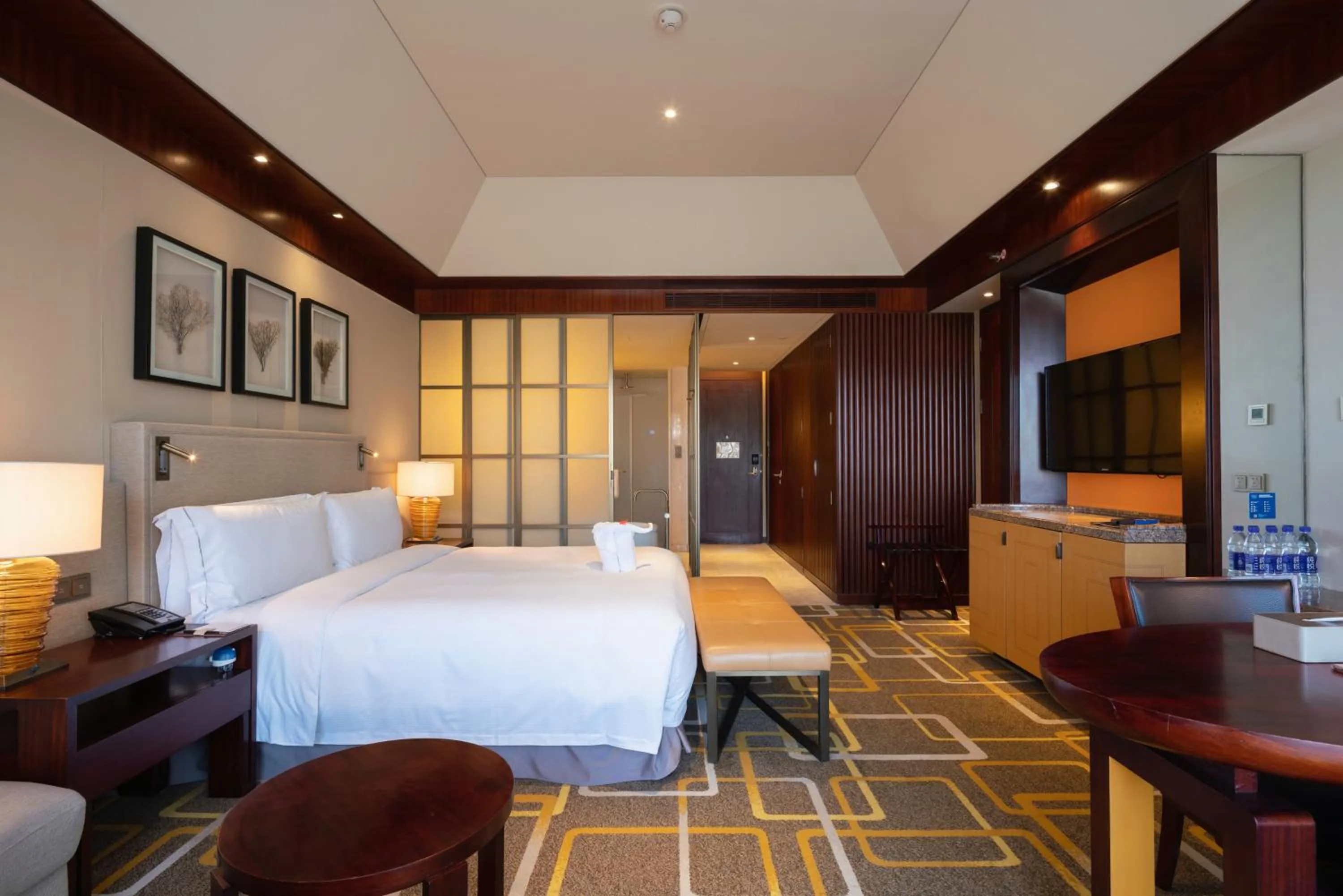 Bed in Hilton Qingdao Golden Beach 丨 10 mins' walk to Golden Beach and Beer City