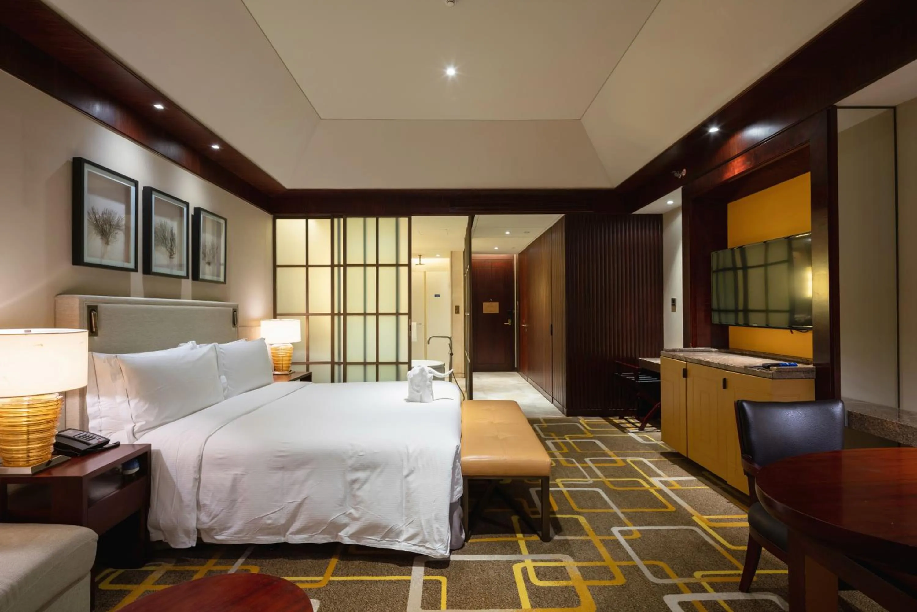 Bed in Hilton Qingdao Golden Beach 丨 10 mins' walk to Golden Beach and Beer City