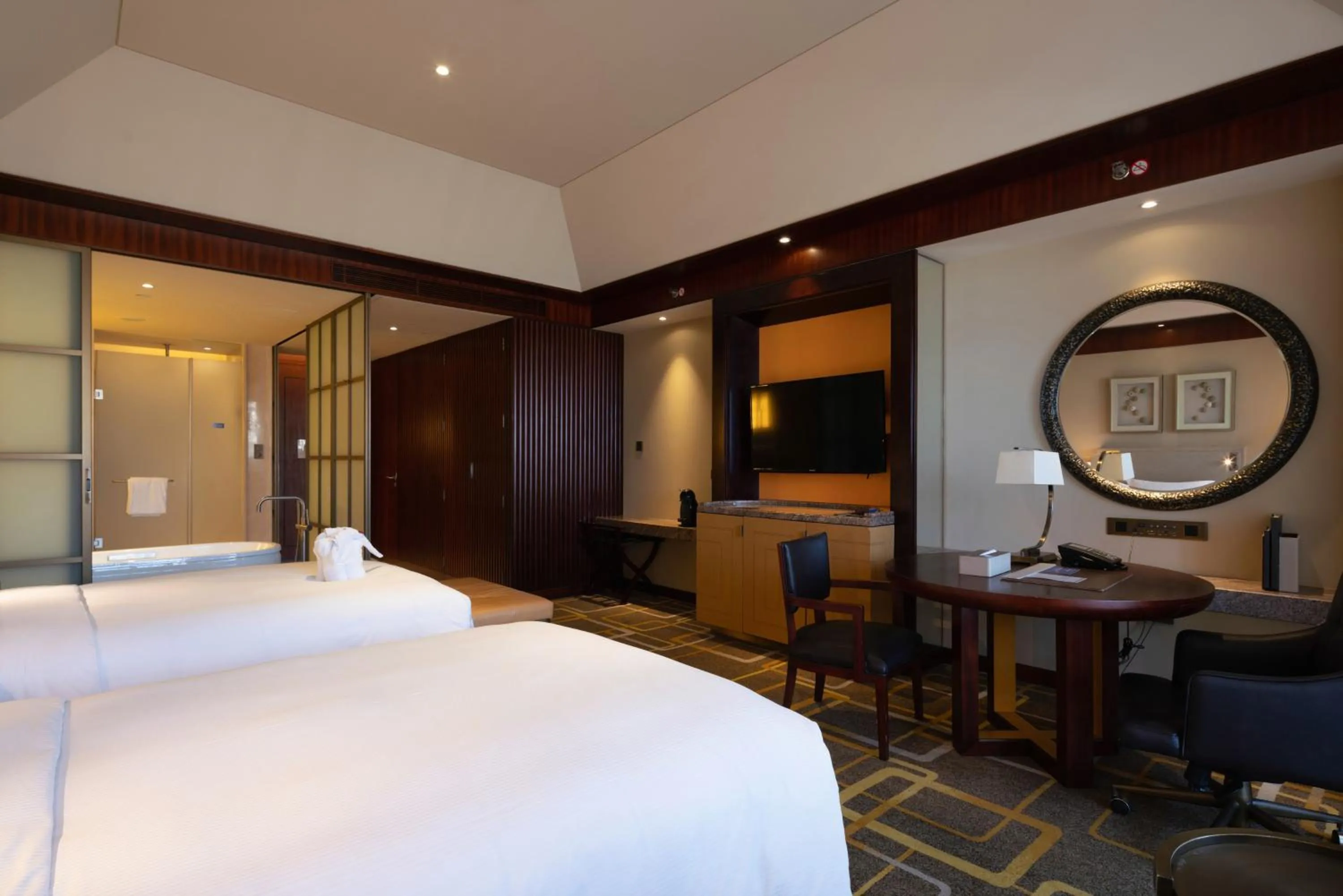Bed in Hilton Qingdao Golden Beach 丨 10 mins' walk to Golden Beach and Beer City