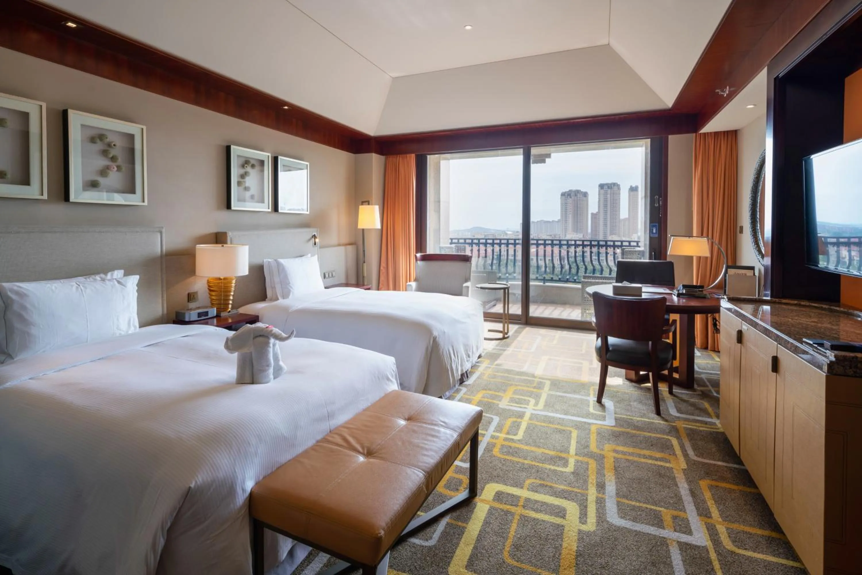 Bed in Hilton Qingdao Golden Beach 丨 10 mins' walk to Golden Beach and Beer City