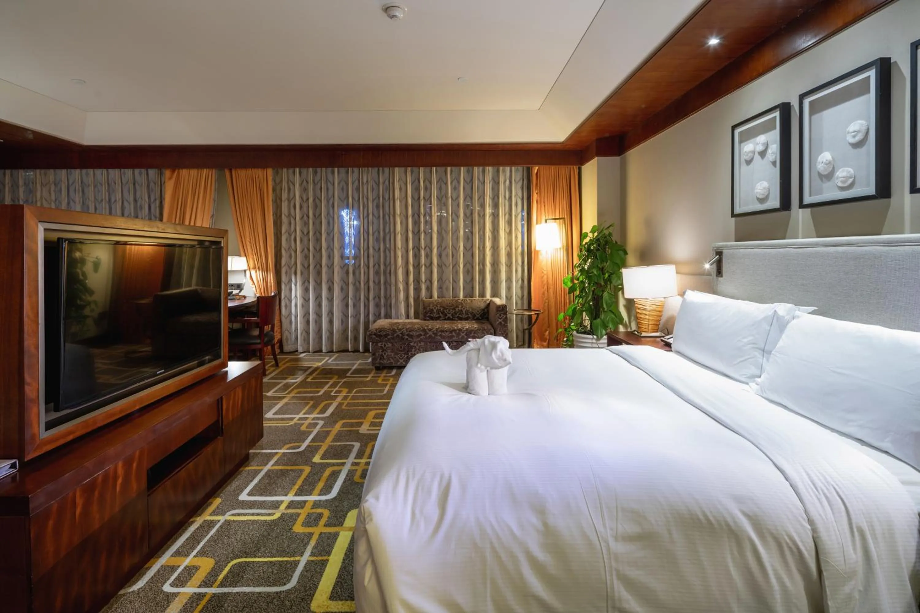 Bed in Hilton Qingdao Golden Beach 丨 10 mins' walk to Golden Beach and Beer City