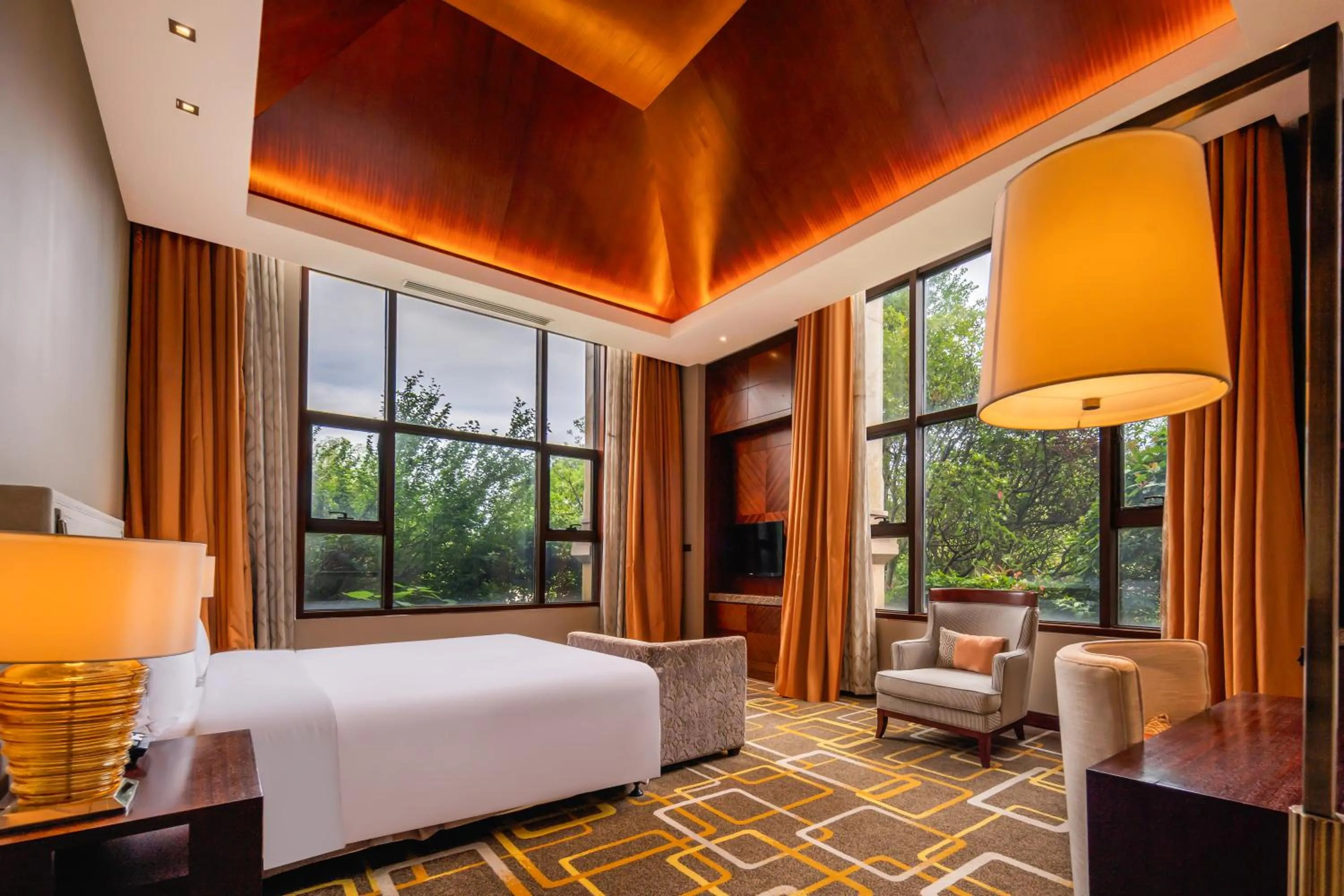 Property building, Bed in Hilton Qingdao Golden Beach 丨 10 mins' walk to Golden Beach and Beer City