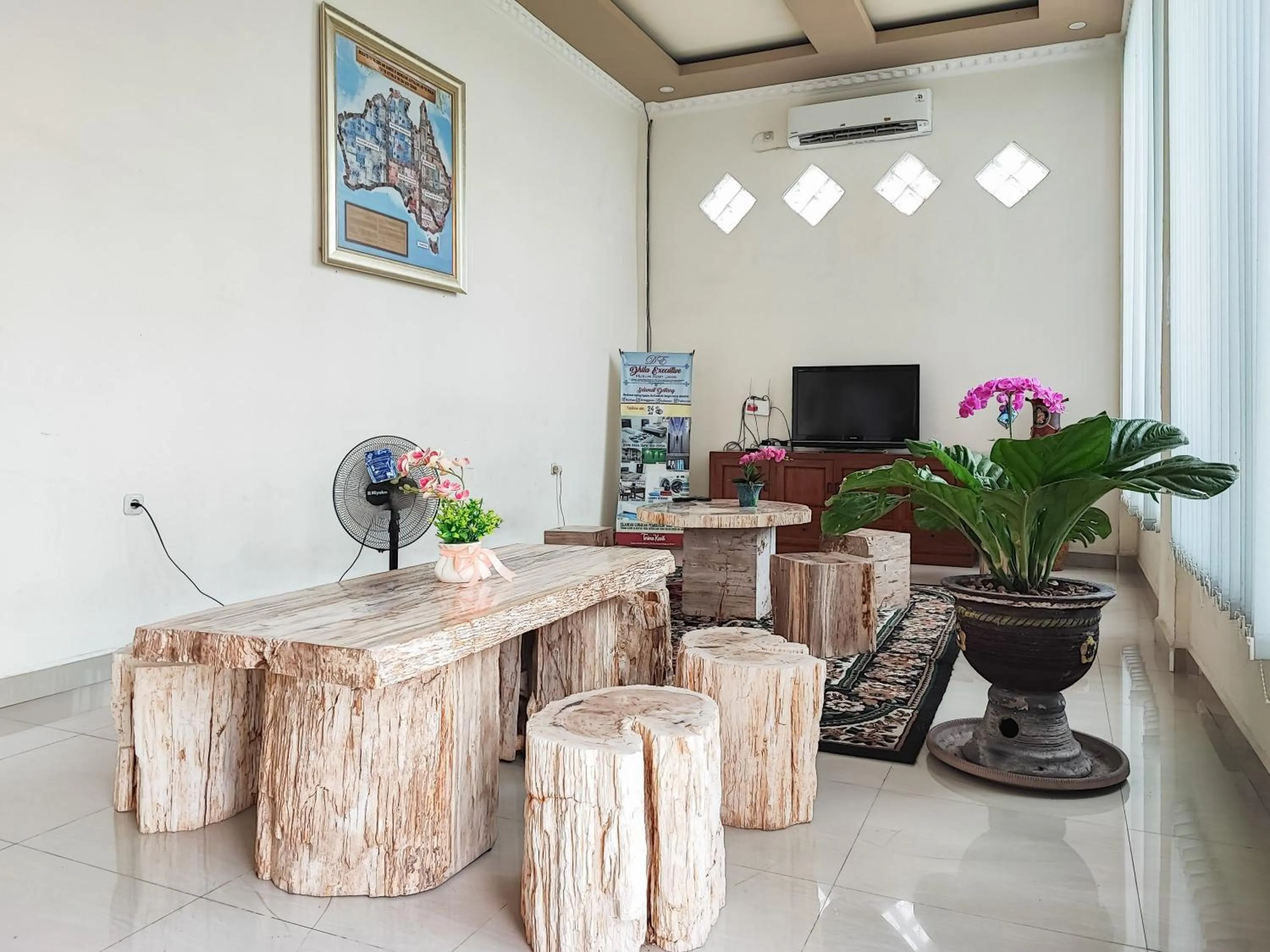 Living room in RedDoorz Plus Syariah near Simpang Rimbo Jambi 2