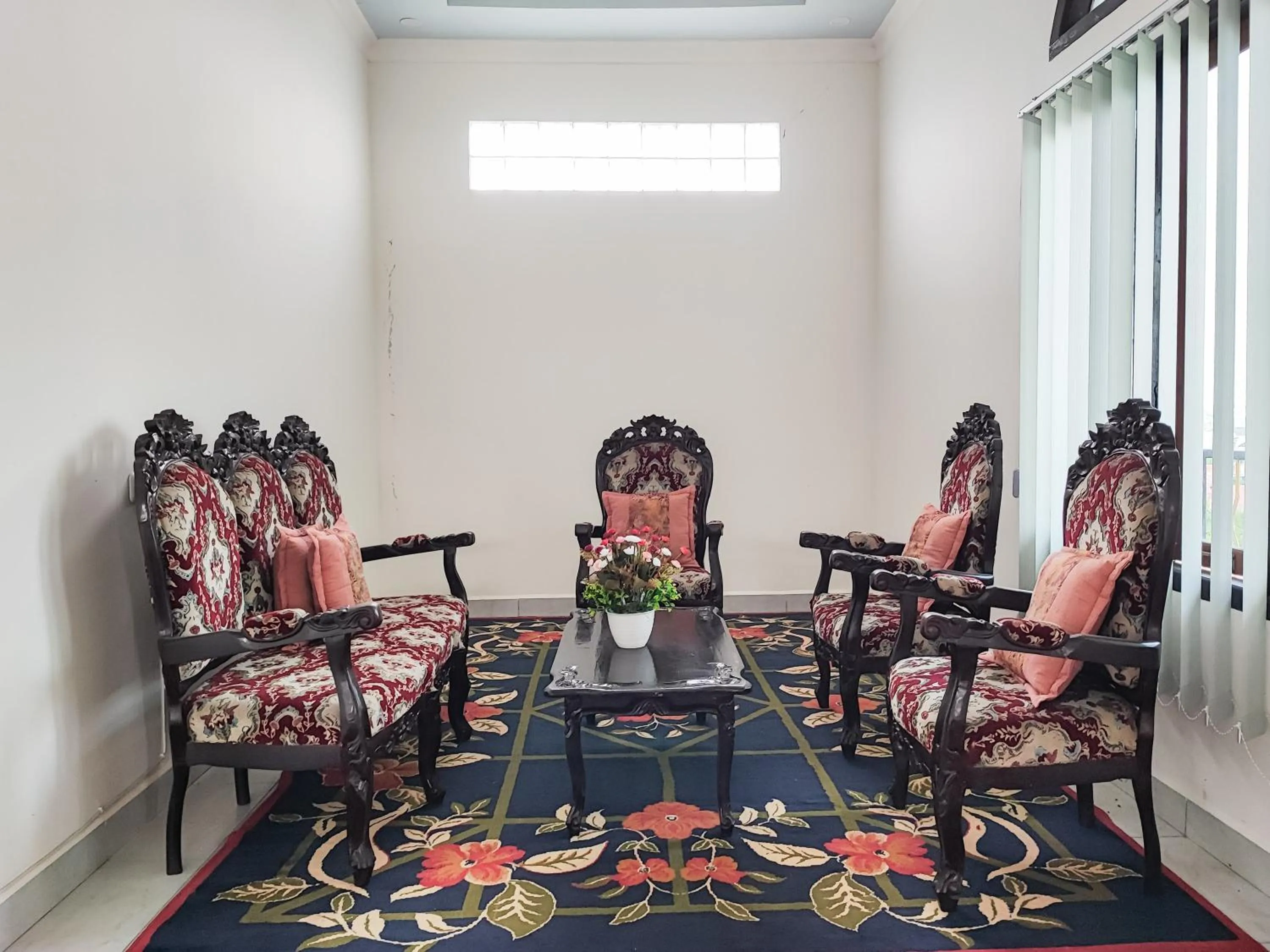 Seating area in RedDoorz Plus Syariah near Simpang Rimbo Jambi 2