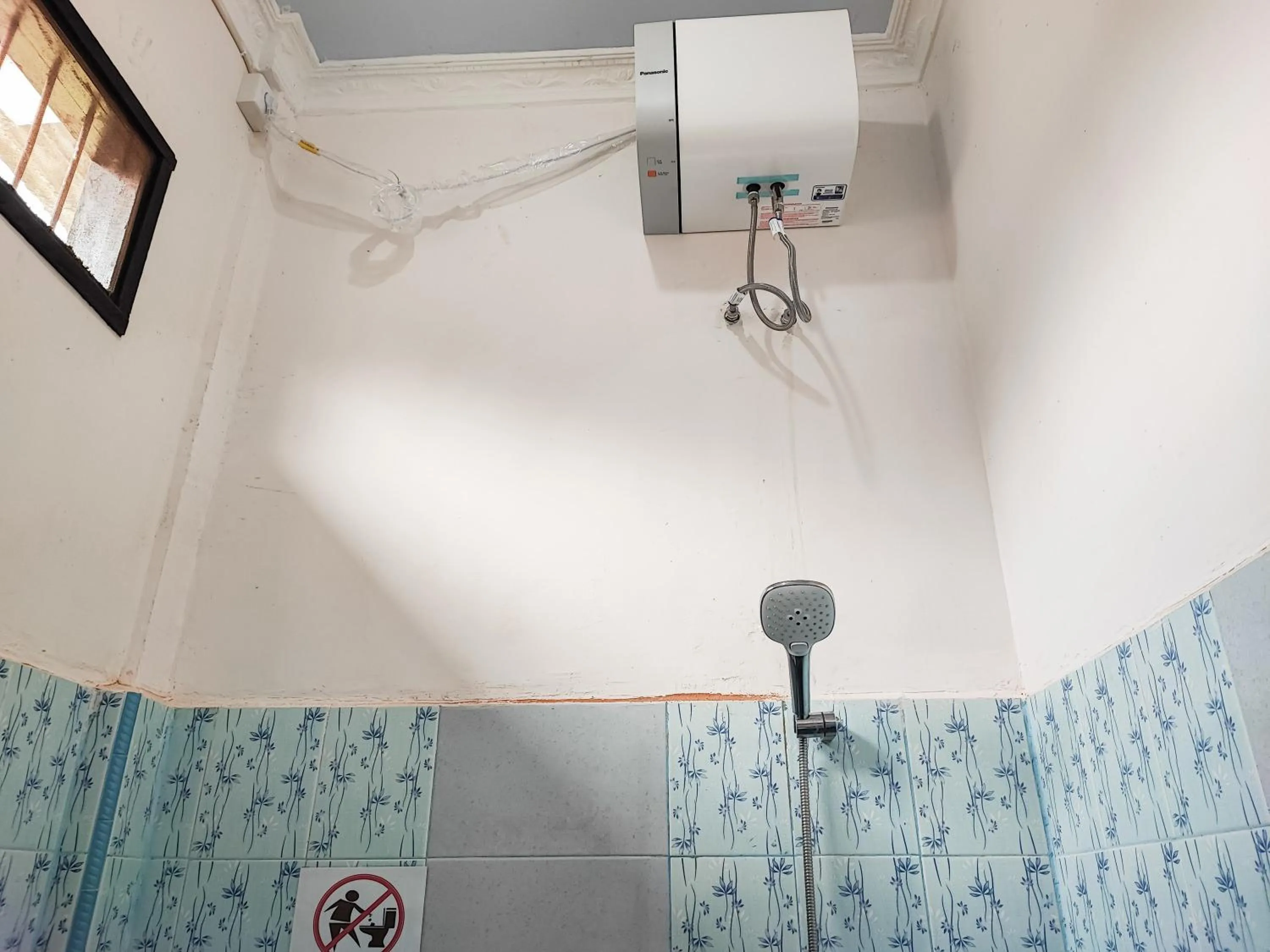 Bathroom in RedDoorz Plus Syariah near Simpang Rimbo Jambi 2