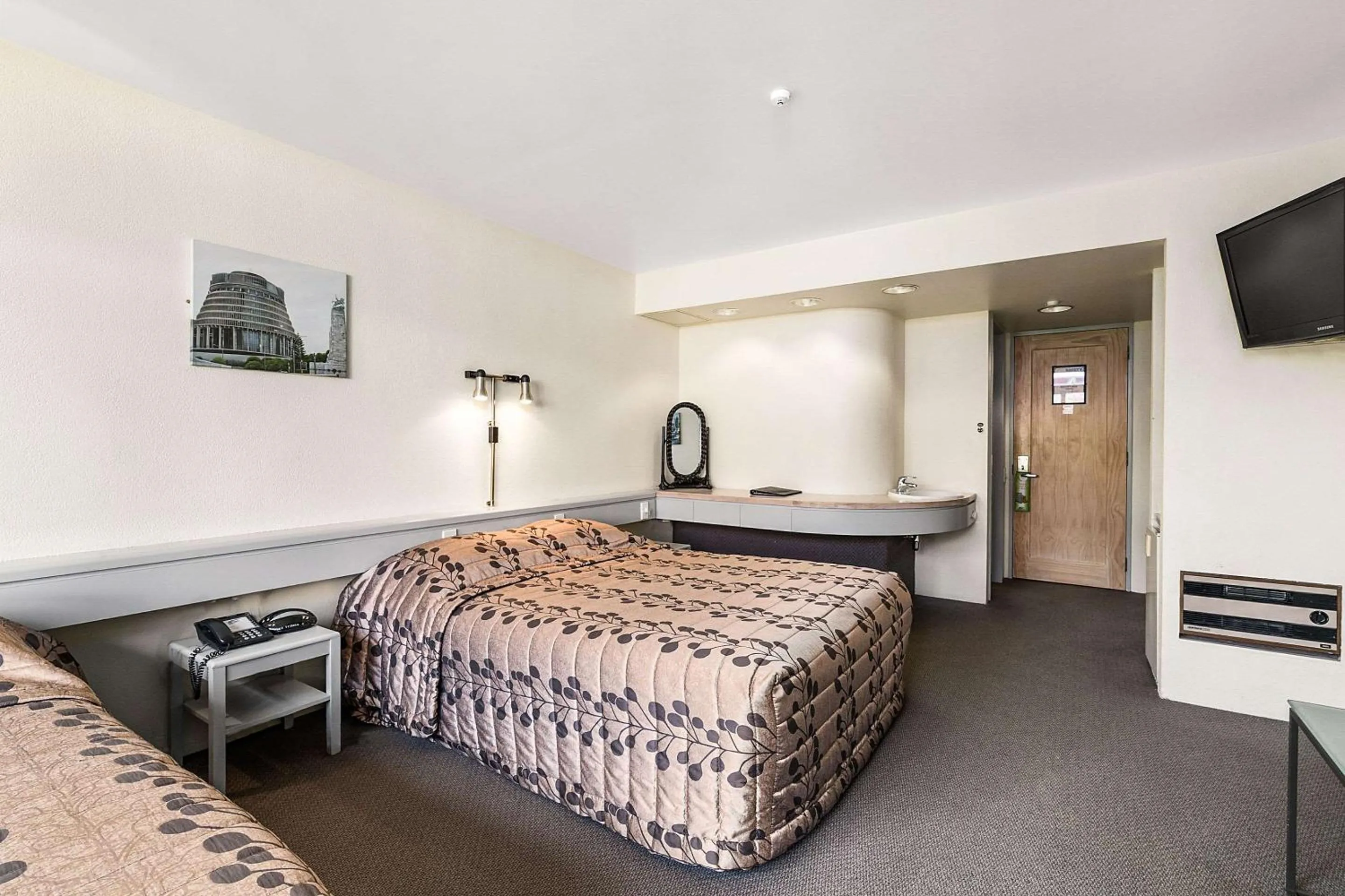 Photo of the whole room, Bed in The Angus Hotel