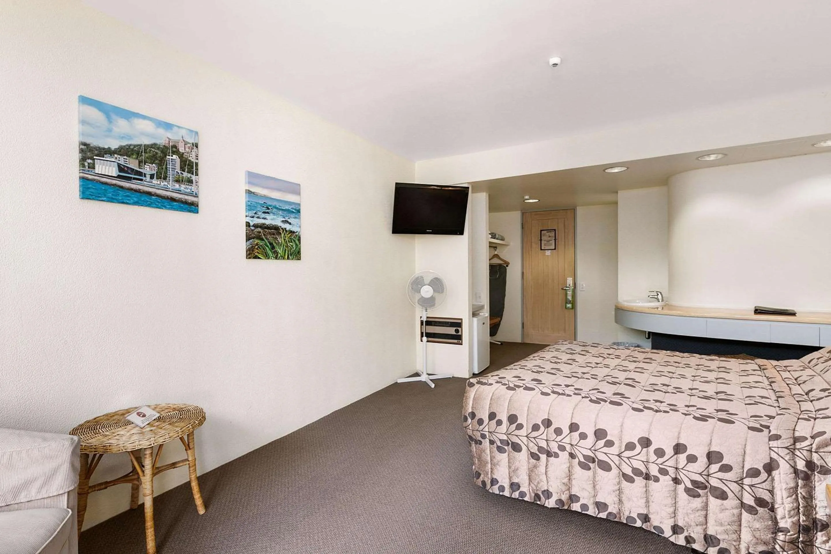 Photo of the whole room, Bed in The Angus Hotel