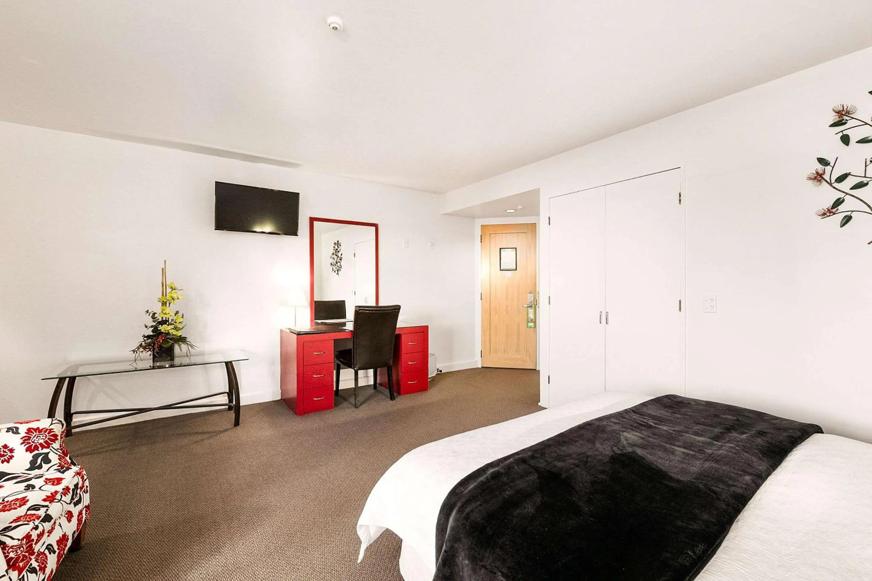 Photo of the whole room, Bed in The Angus Hotel