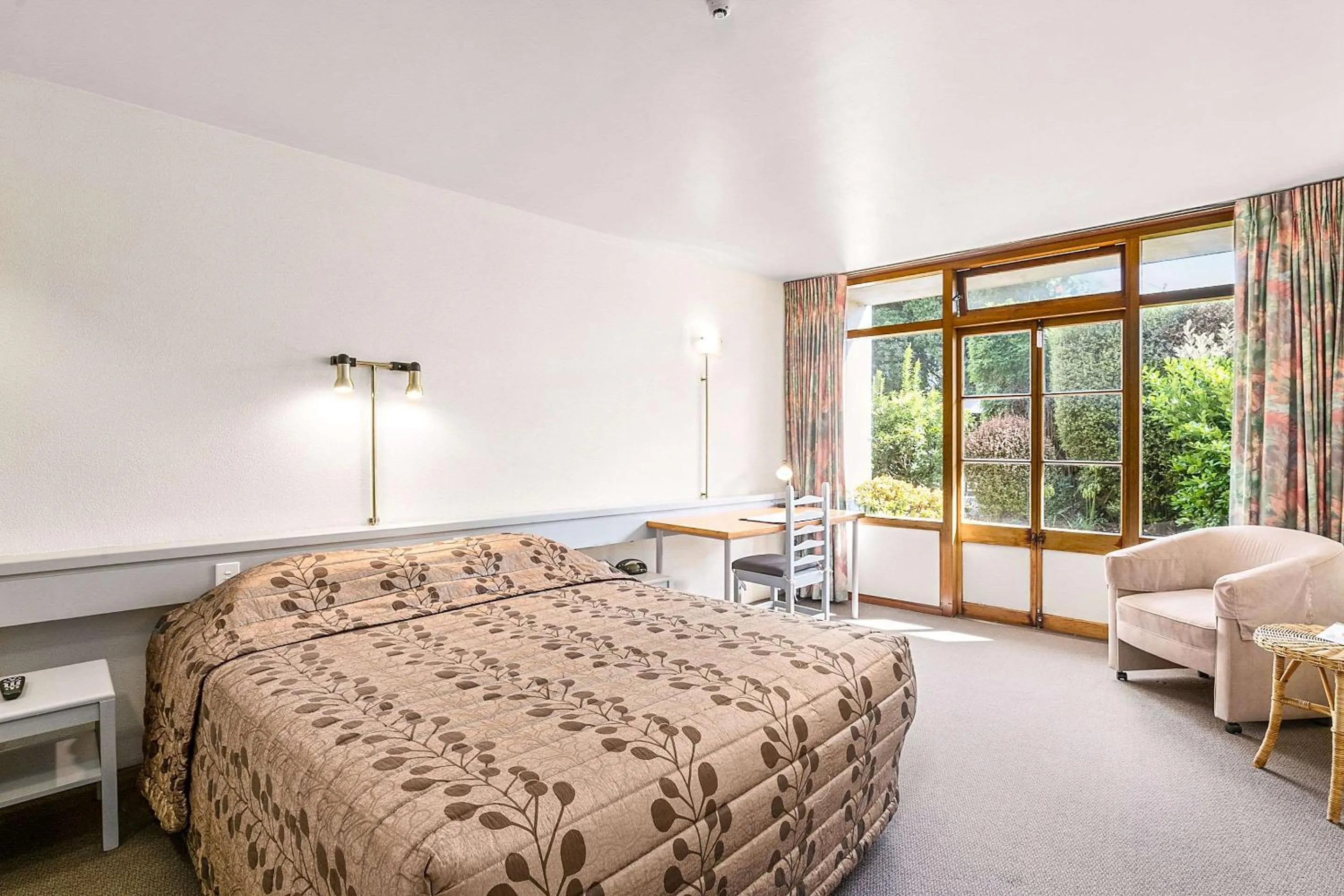 Photo of the whole room, Bed in The Angus Hotel