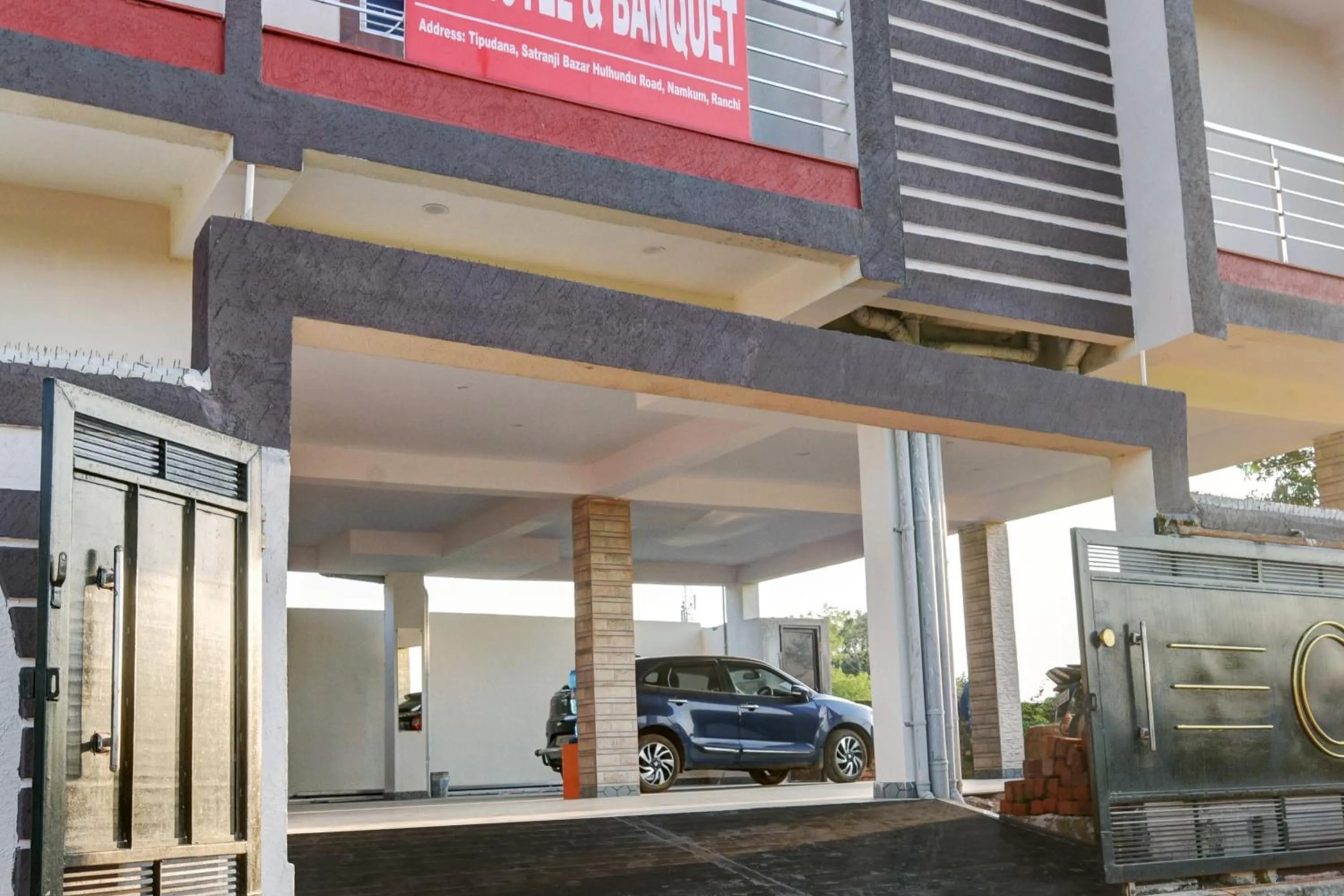 Facade/entrance in Hotel O by OYO JP Banquet