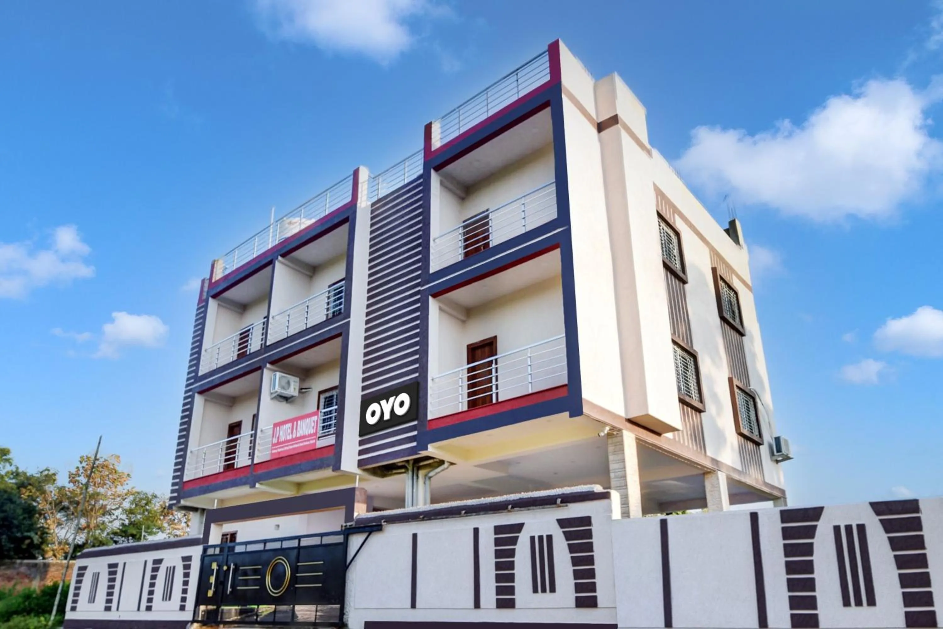 Facade/entrance in Hotel O by OYO JP Banquet