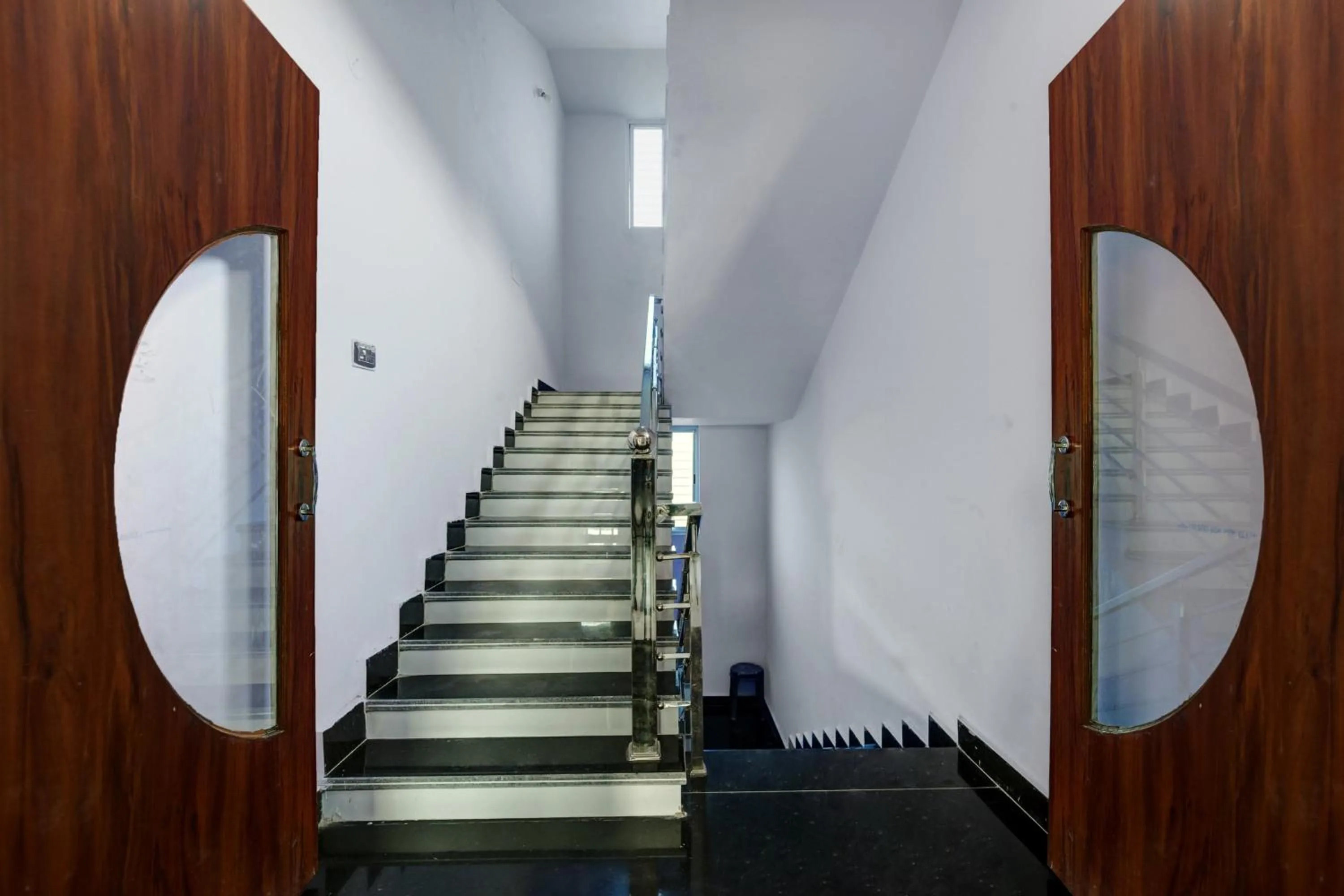 Lobby or reception in Hotel O by OYO JP Banquet