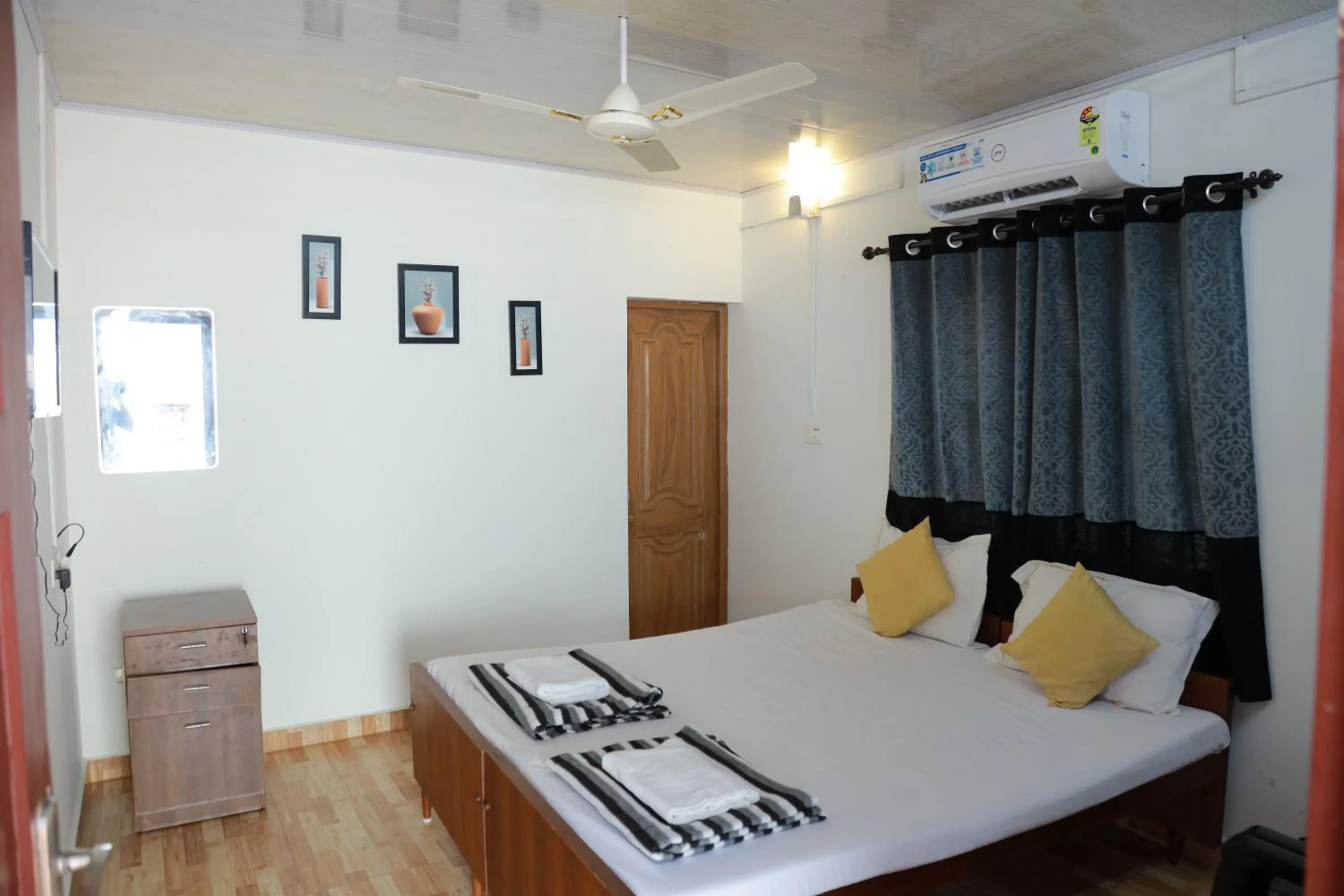 Photo of the whole room, Bed in Baywatch Beach Resort