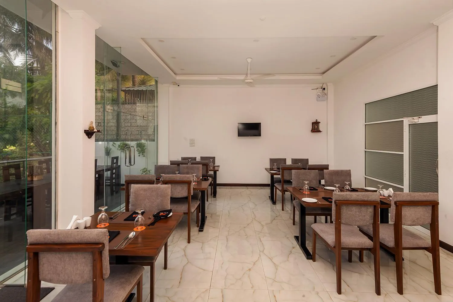 Restaurant/places to eat in Beverly Beach Negombo