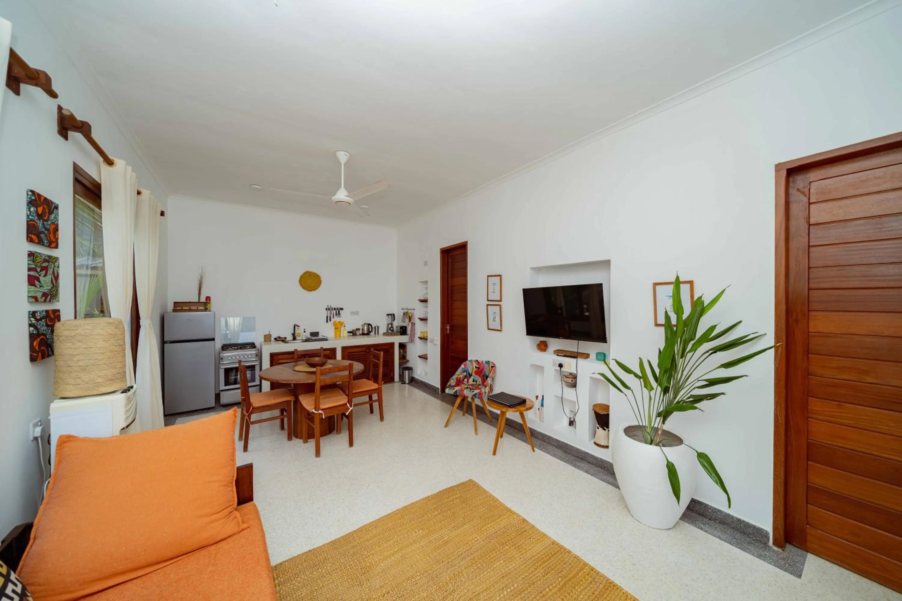 Communal lounge/ TV room in Babu Villas