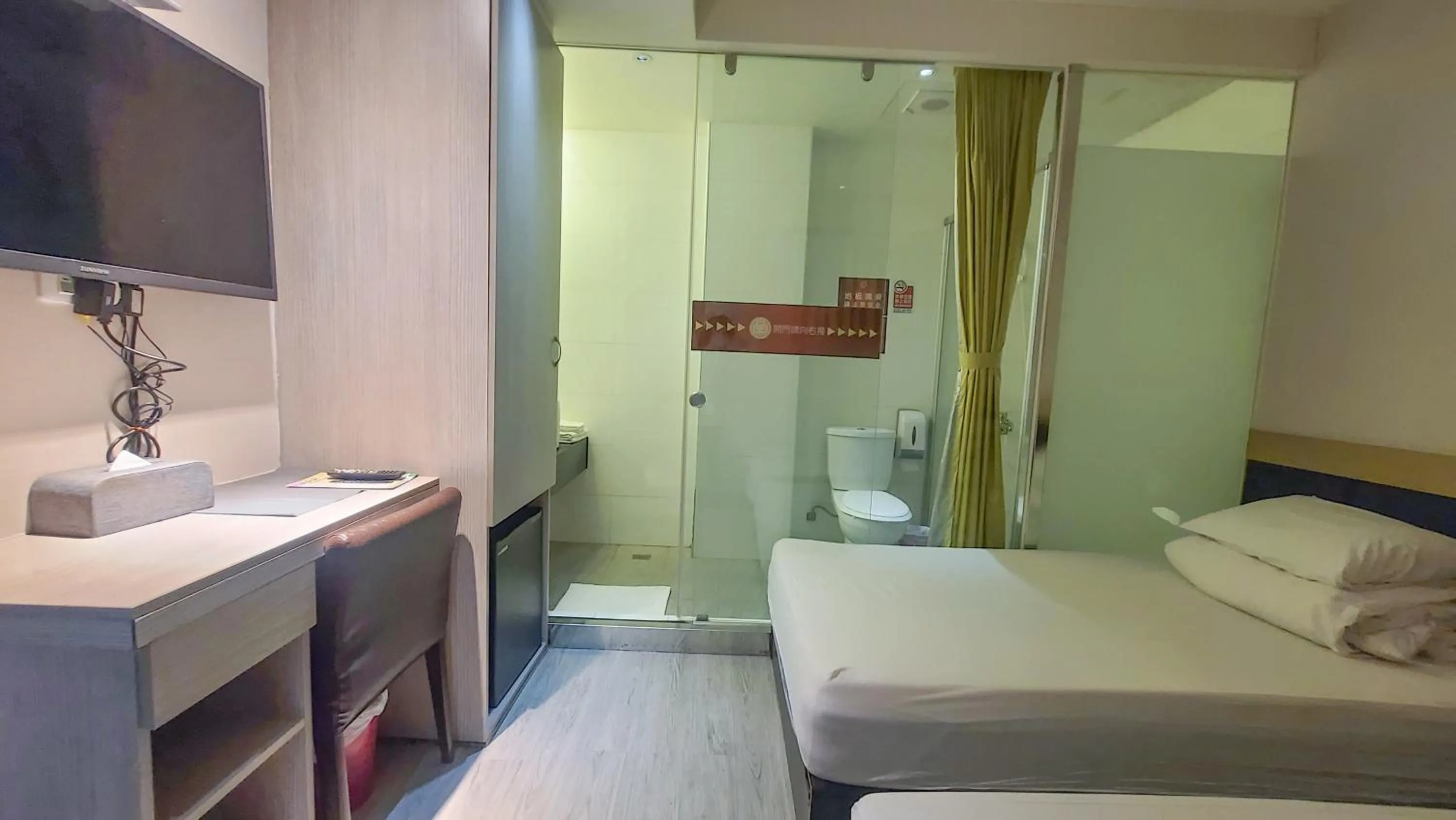 Bed in Chao She Hotel