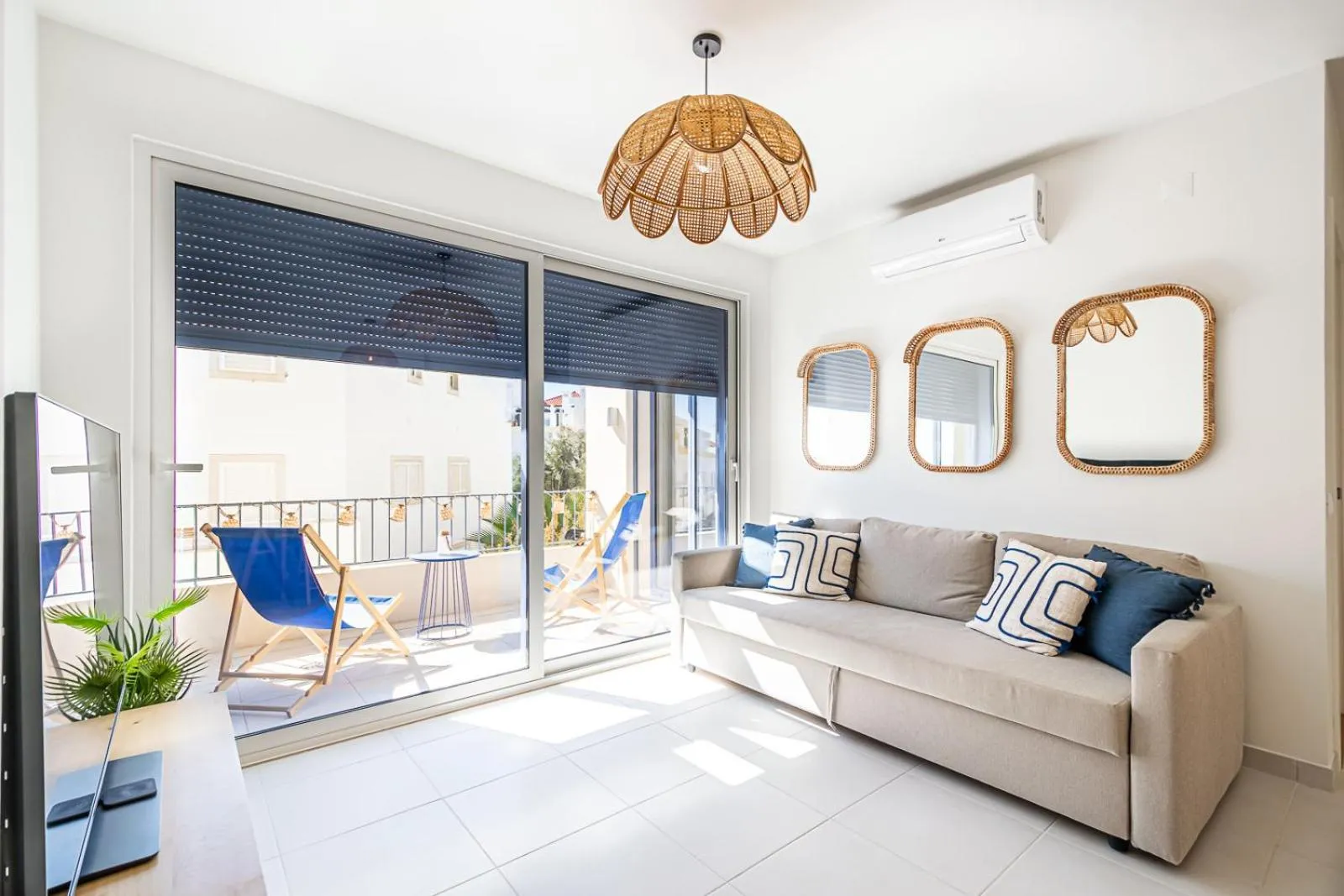 Communal lounge/ TV room in BeGuest Only Good Vibes - Cabanas