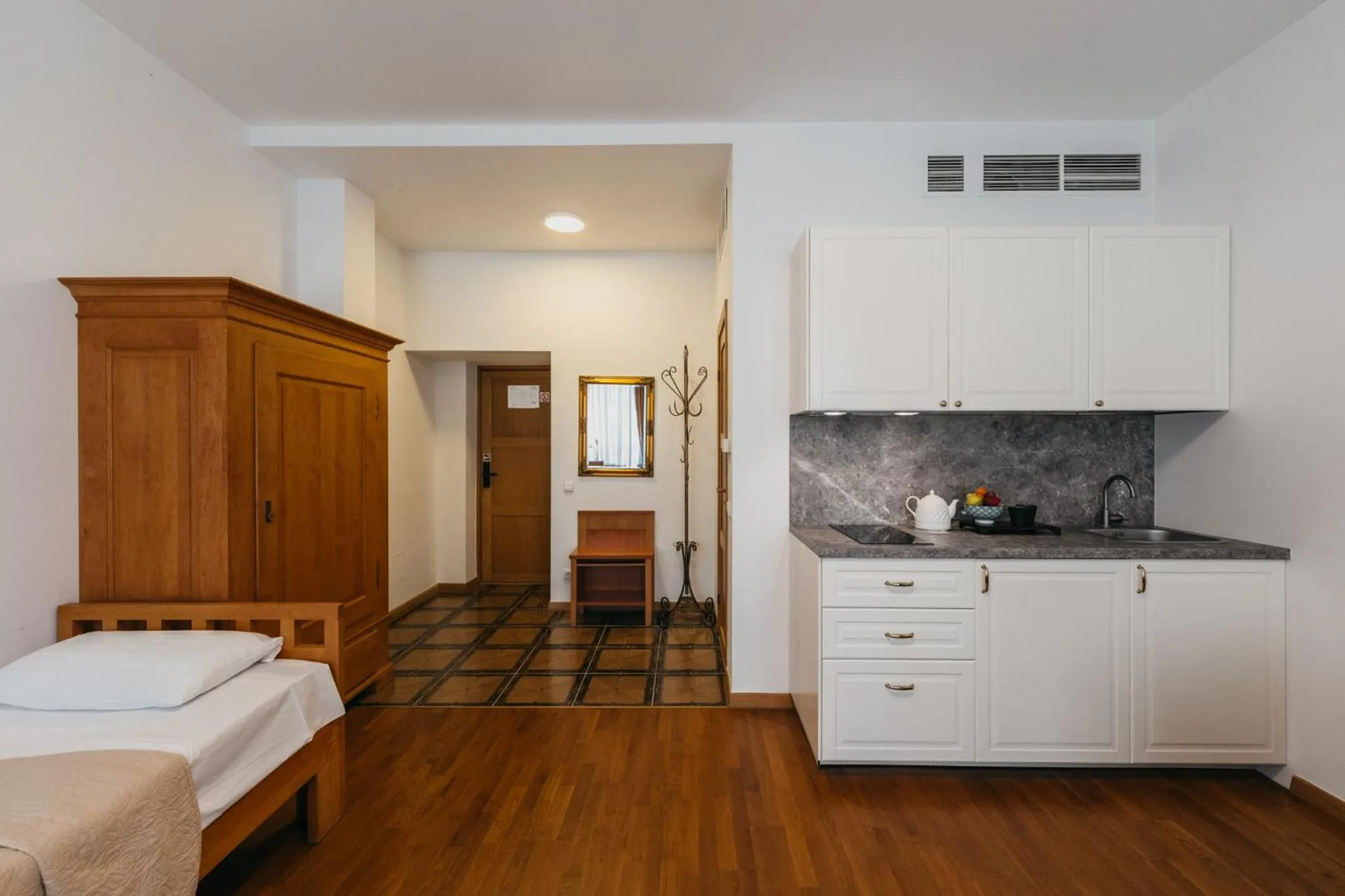 Kitchen or kitchenette, Bed in CATHEDRAL Old Town Suites