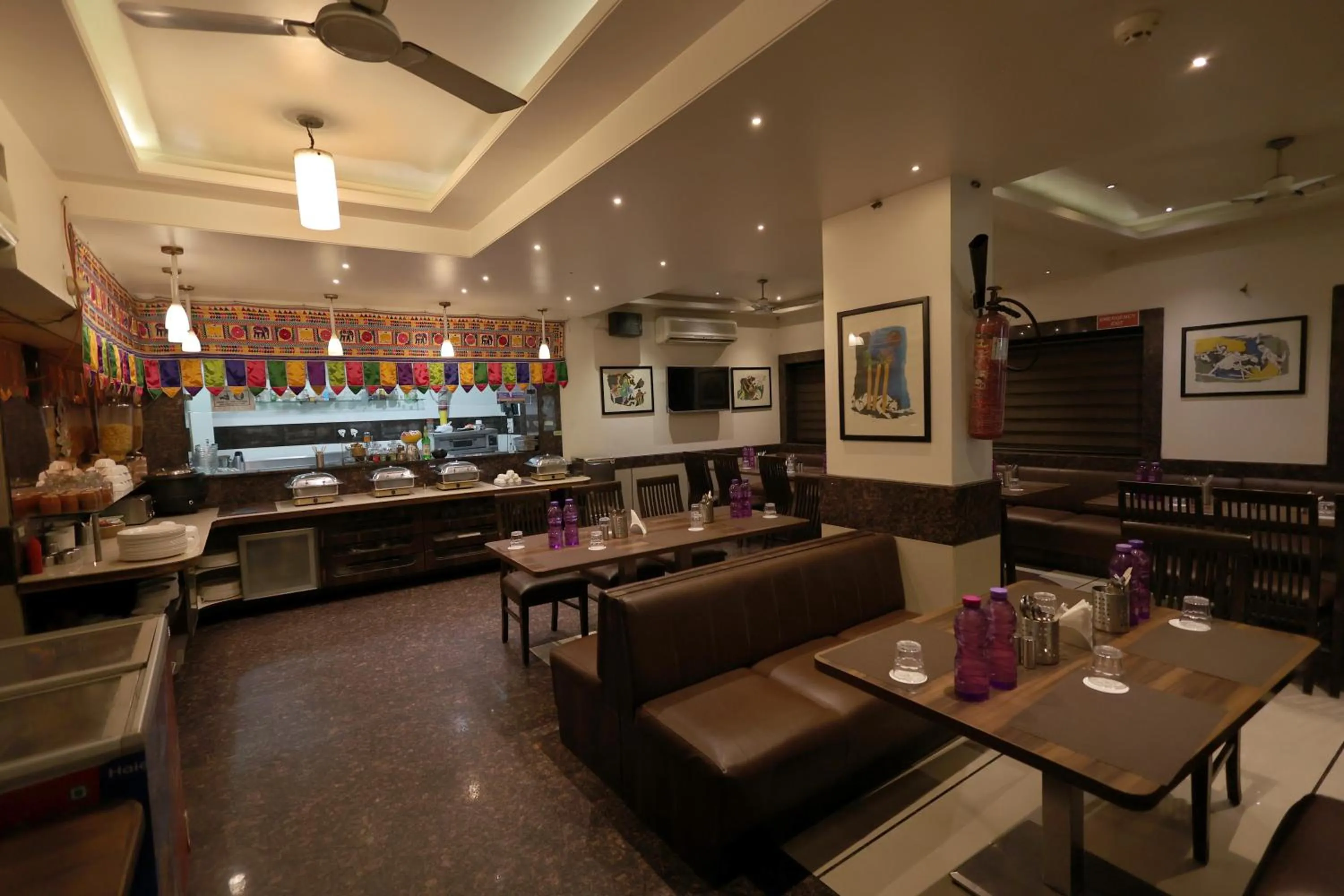 Restaurant/places to eat in Hotel Vetro Inn