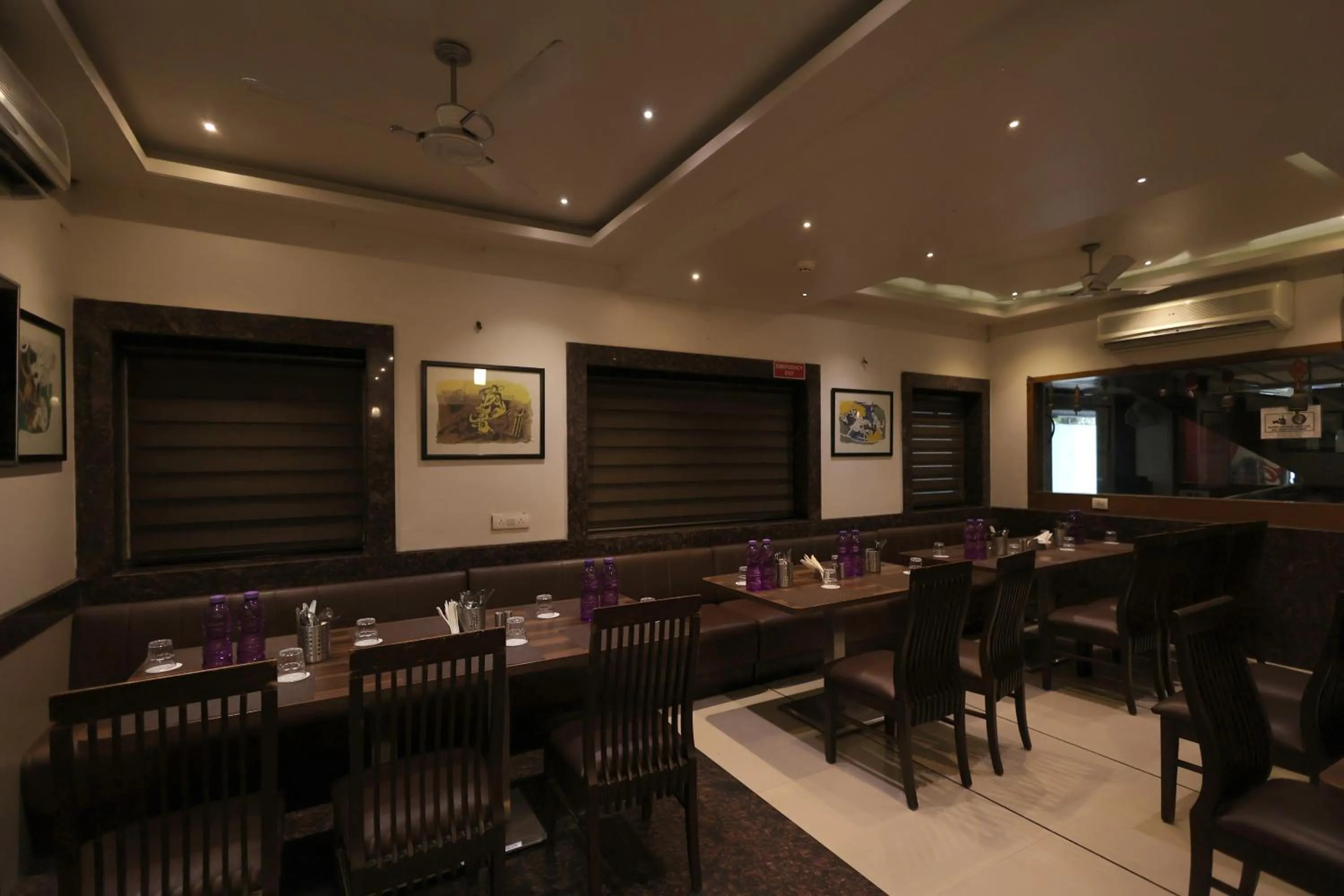 Restaurant/places to eat in Hotel Vetro Inn