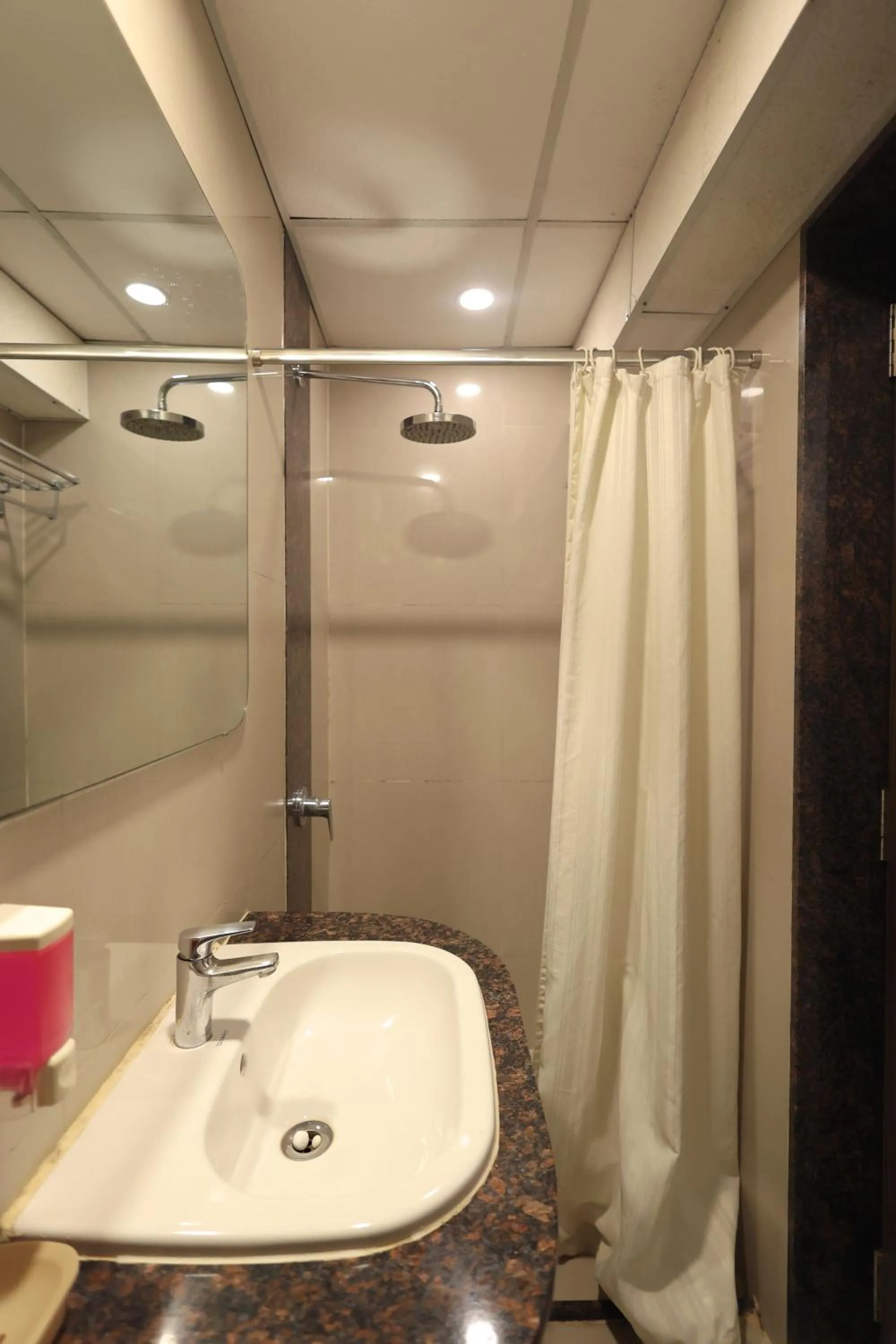 Bathroom in Hotel Vetro Inn