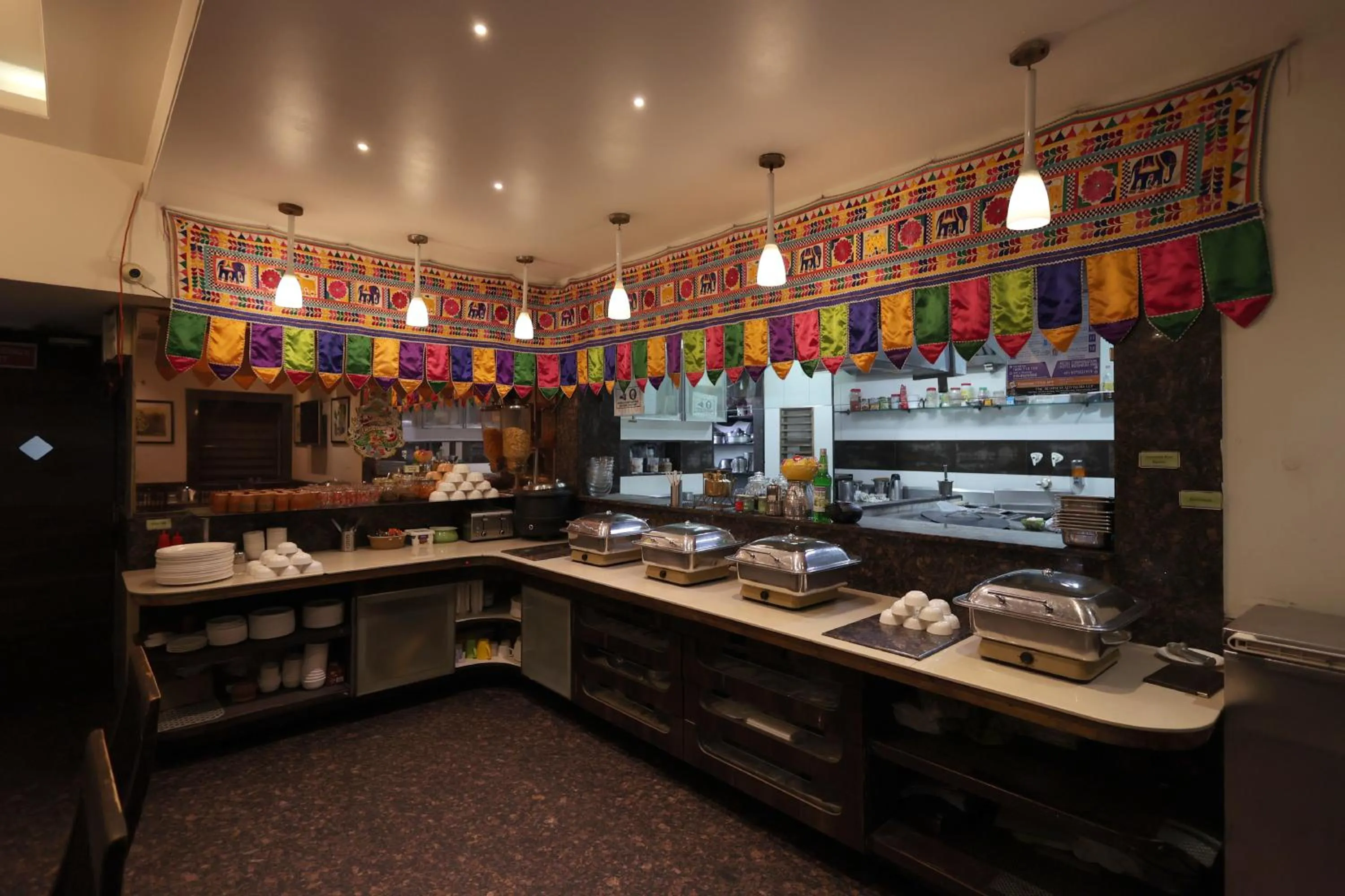 Restaurant/places to eat in Hotel Vetro Inn