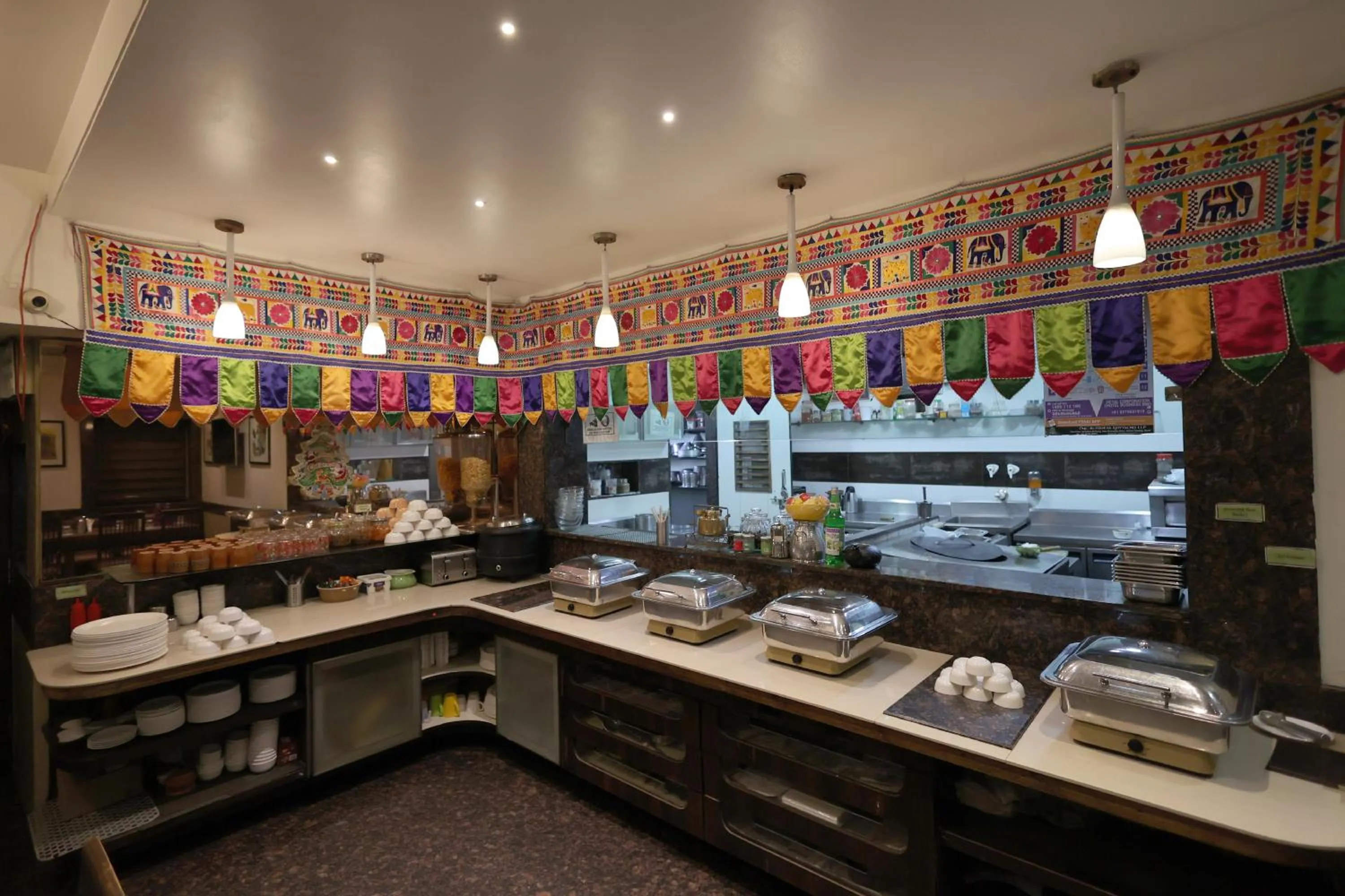 Restaurant/places to eat in Hotel Vetro Inn