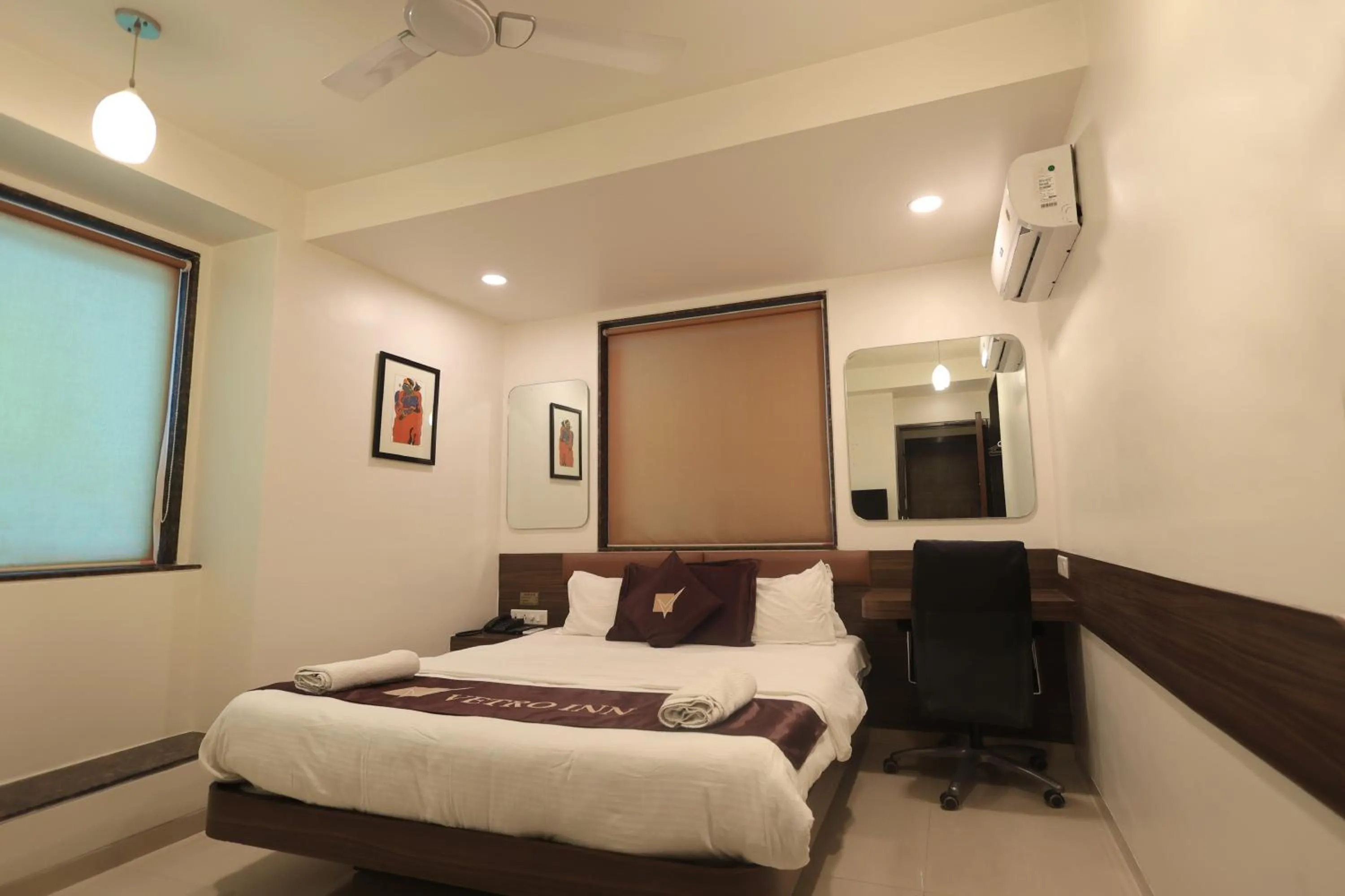 Bed in Hotel Vetro Inn