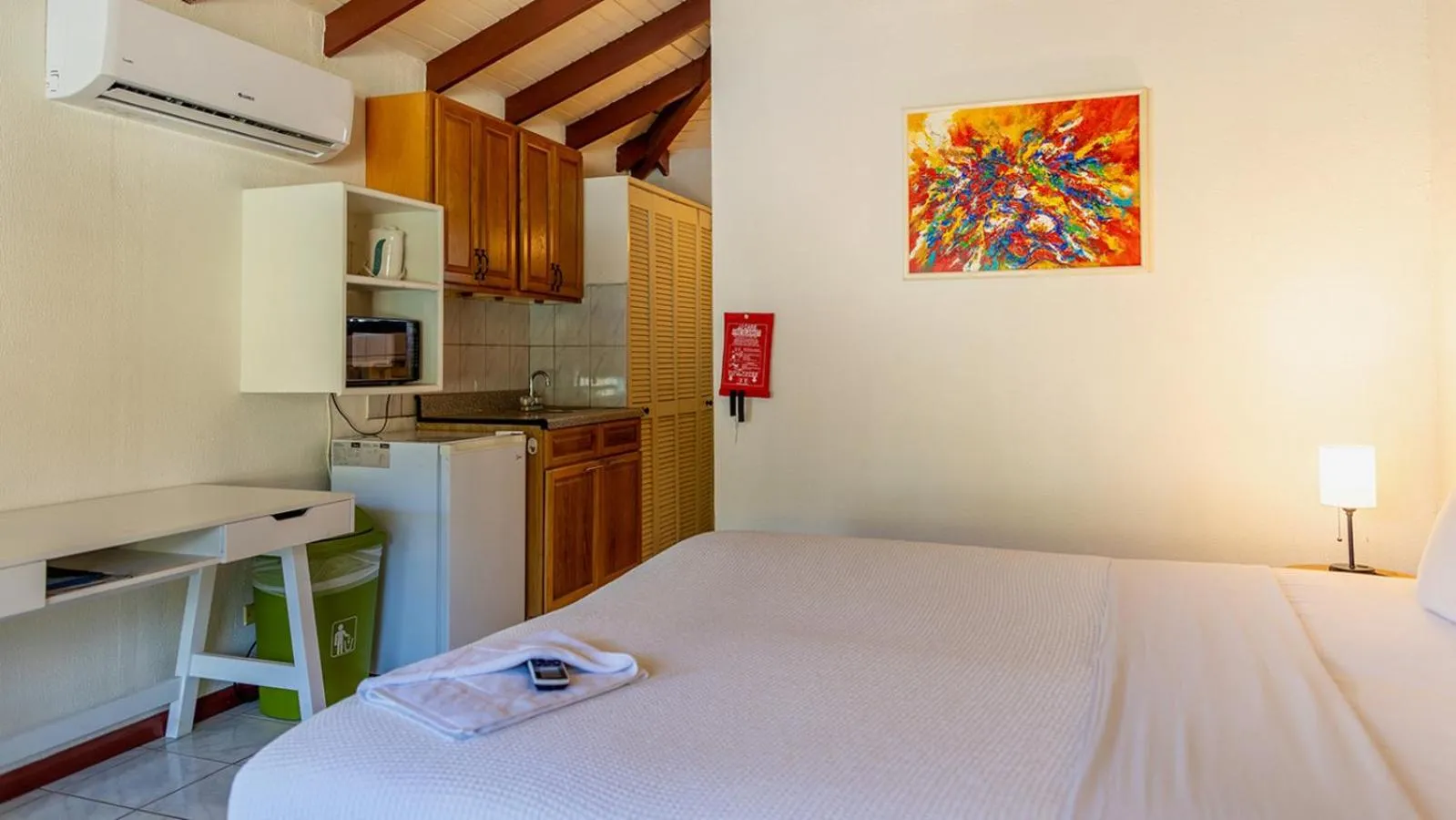 Kitchen or kitchenette, Bed in Talk of the Town Inn & Suites - St Eustatius