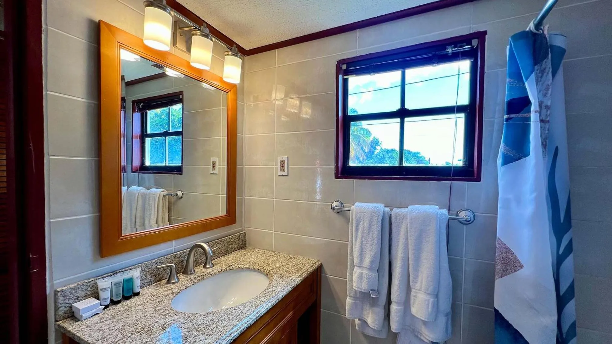 Bathroom in Talk of the Town Inn & Suites - St Eustatius