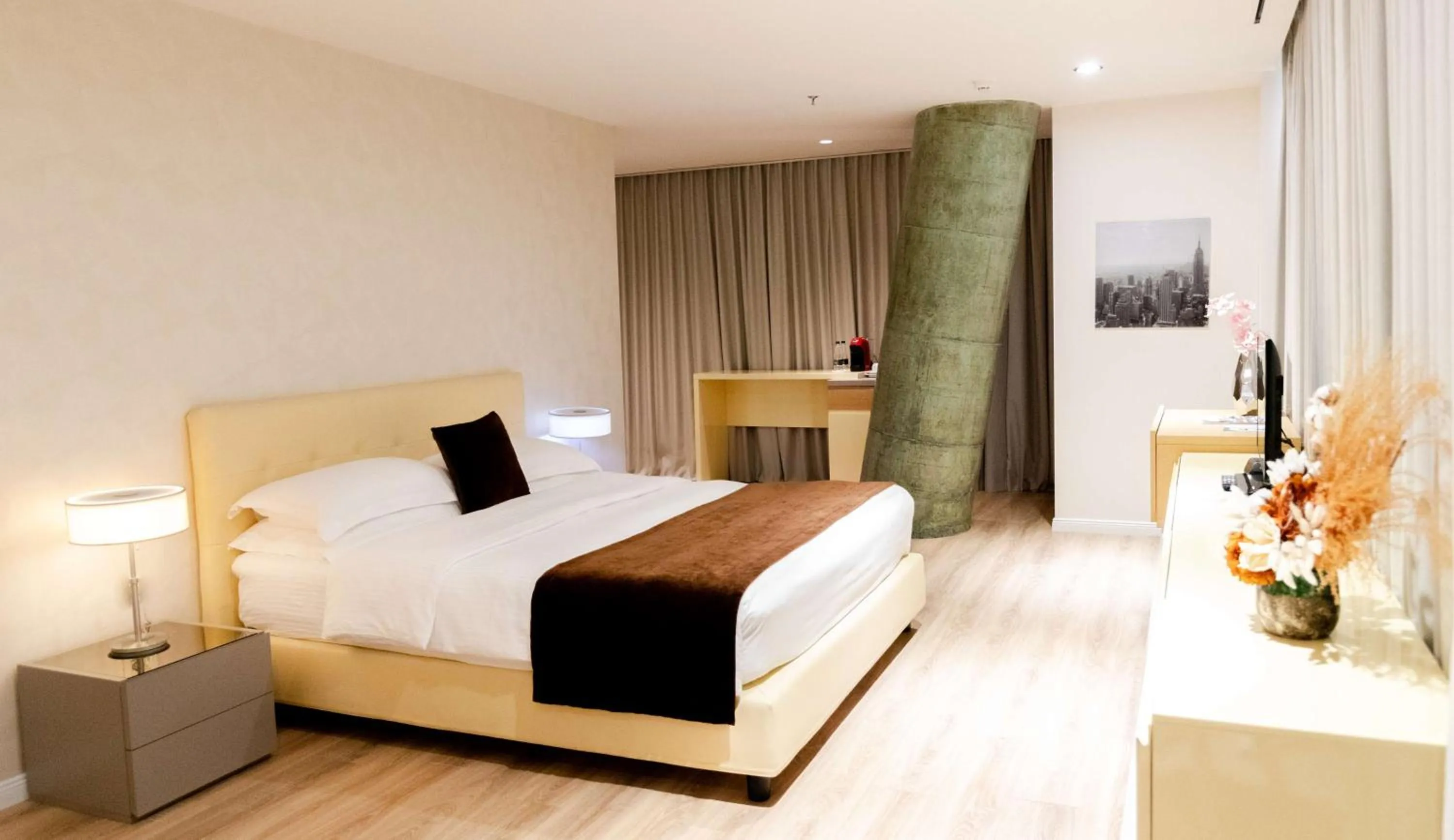 Photo of the whole room, Bed in Best Western Premier Ark Hotel