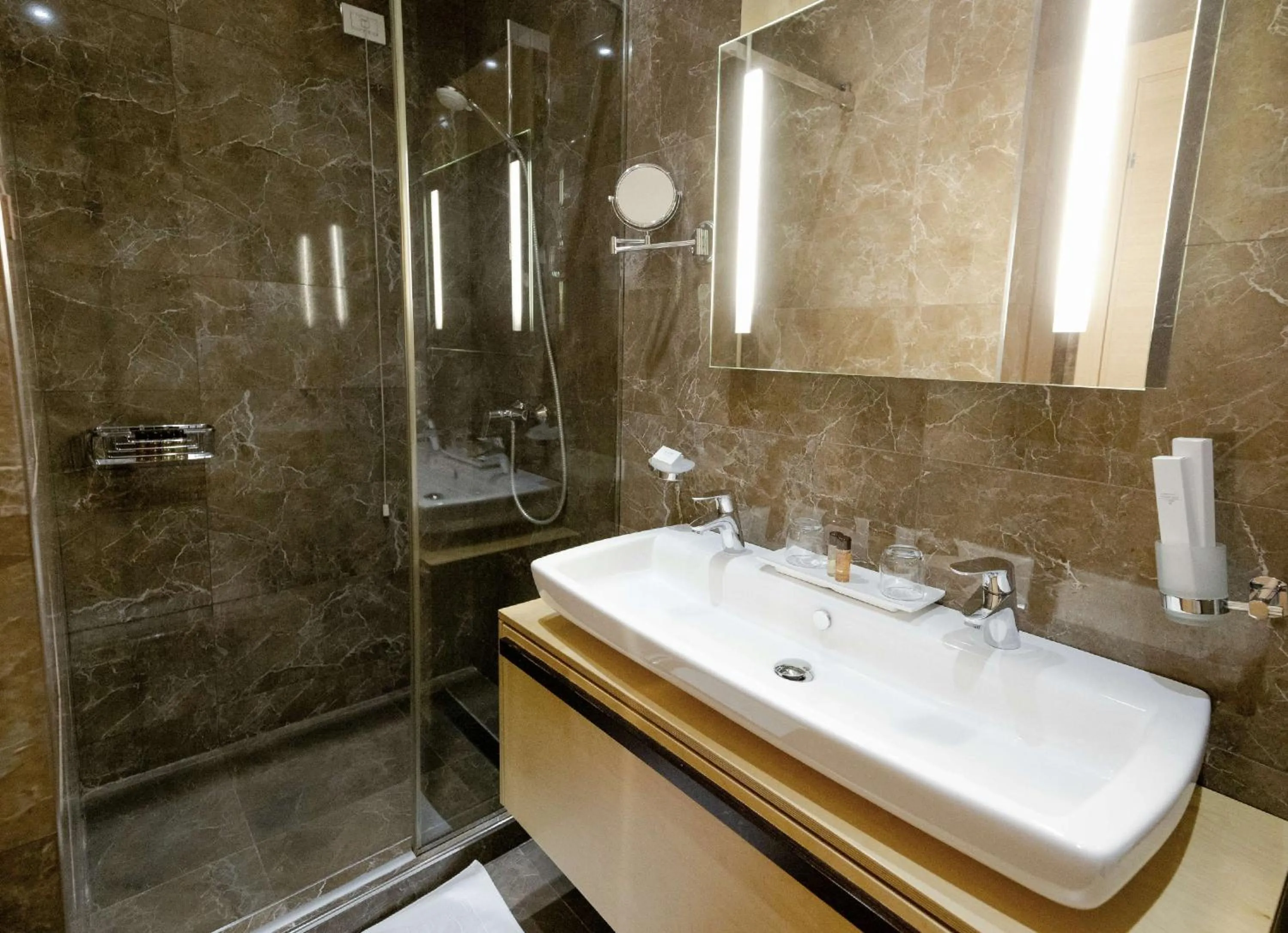 Bathroom in Best Western Premier Ark Hotel