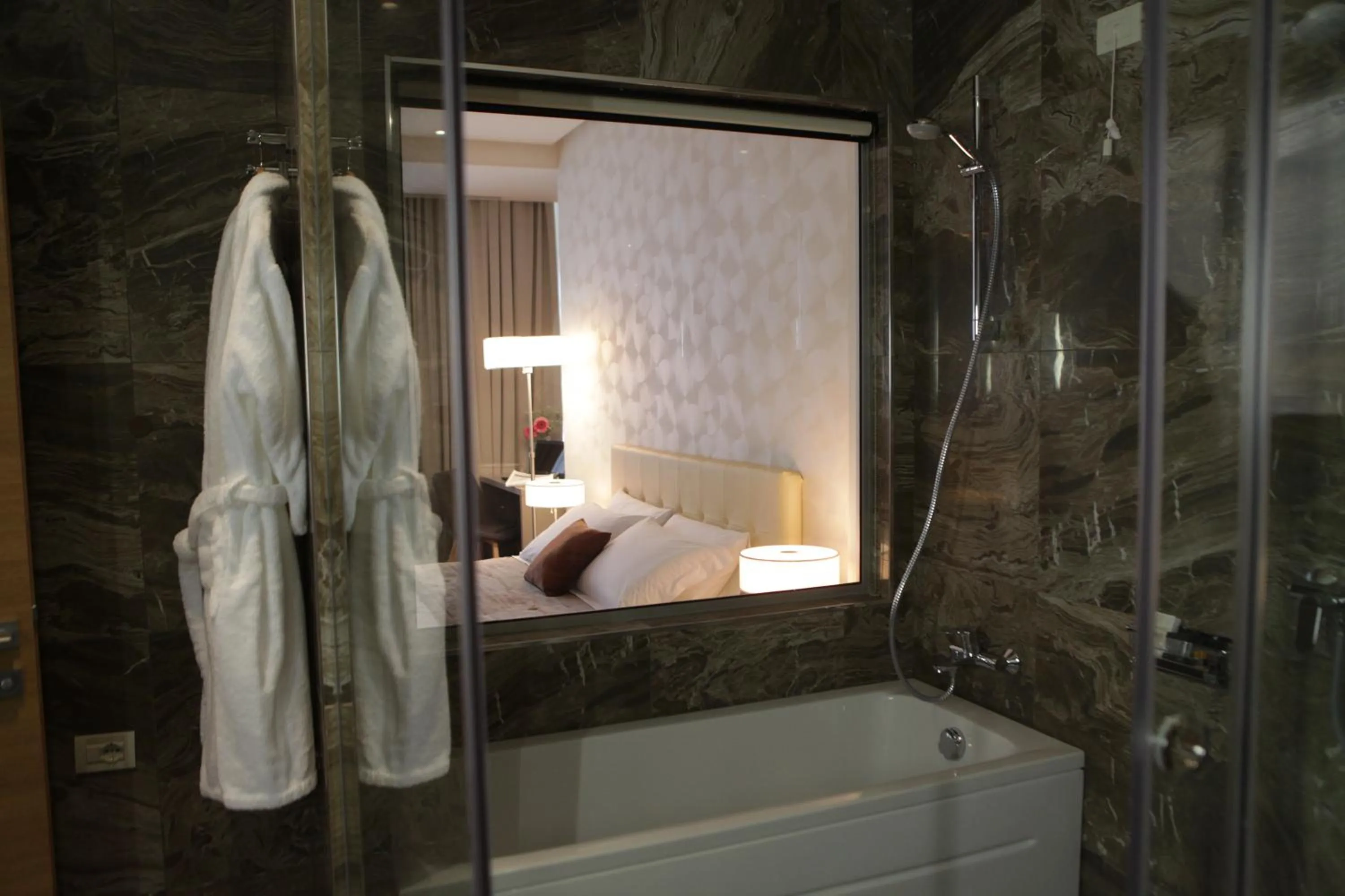 Bathroom, Bed in Best Western Premier Ark Hotel