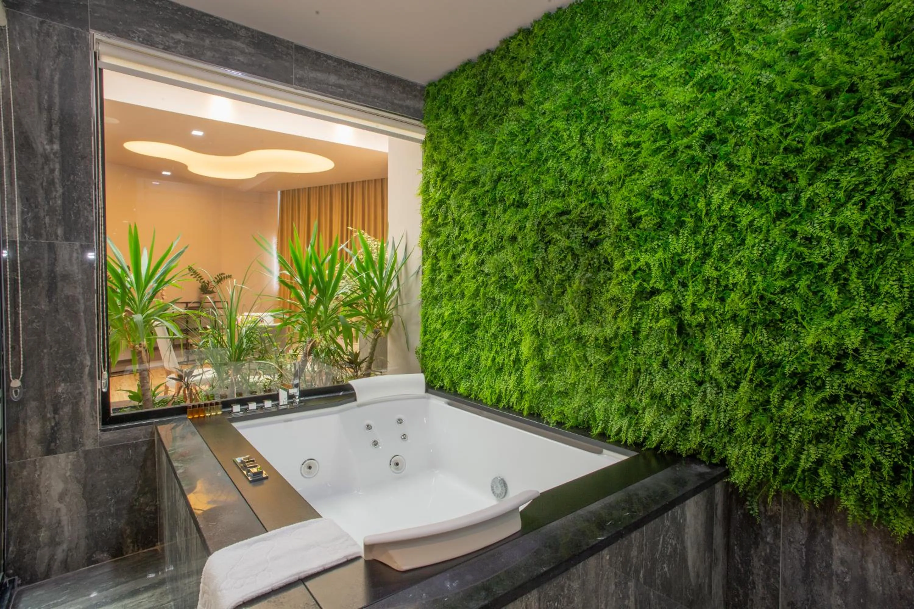 Hot Tub in Best Western Premier Ark Hotel