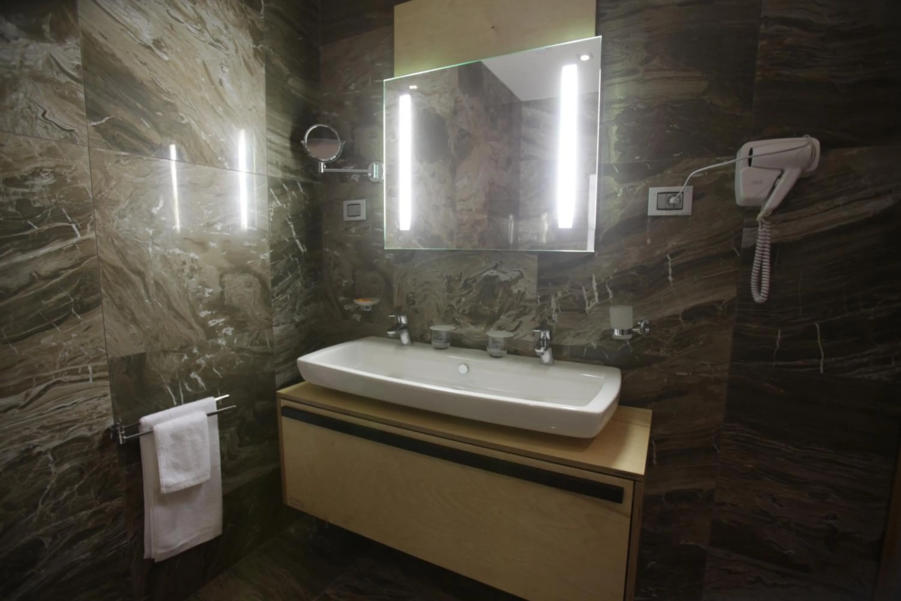 Bathroom in Best Western Premier Ark Hotel