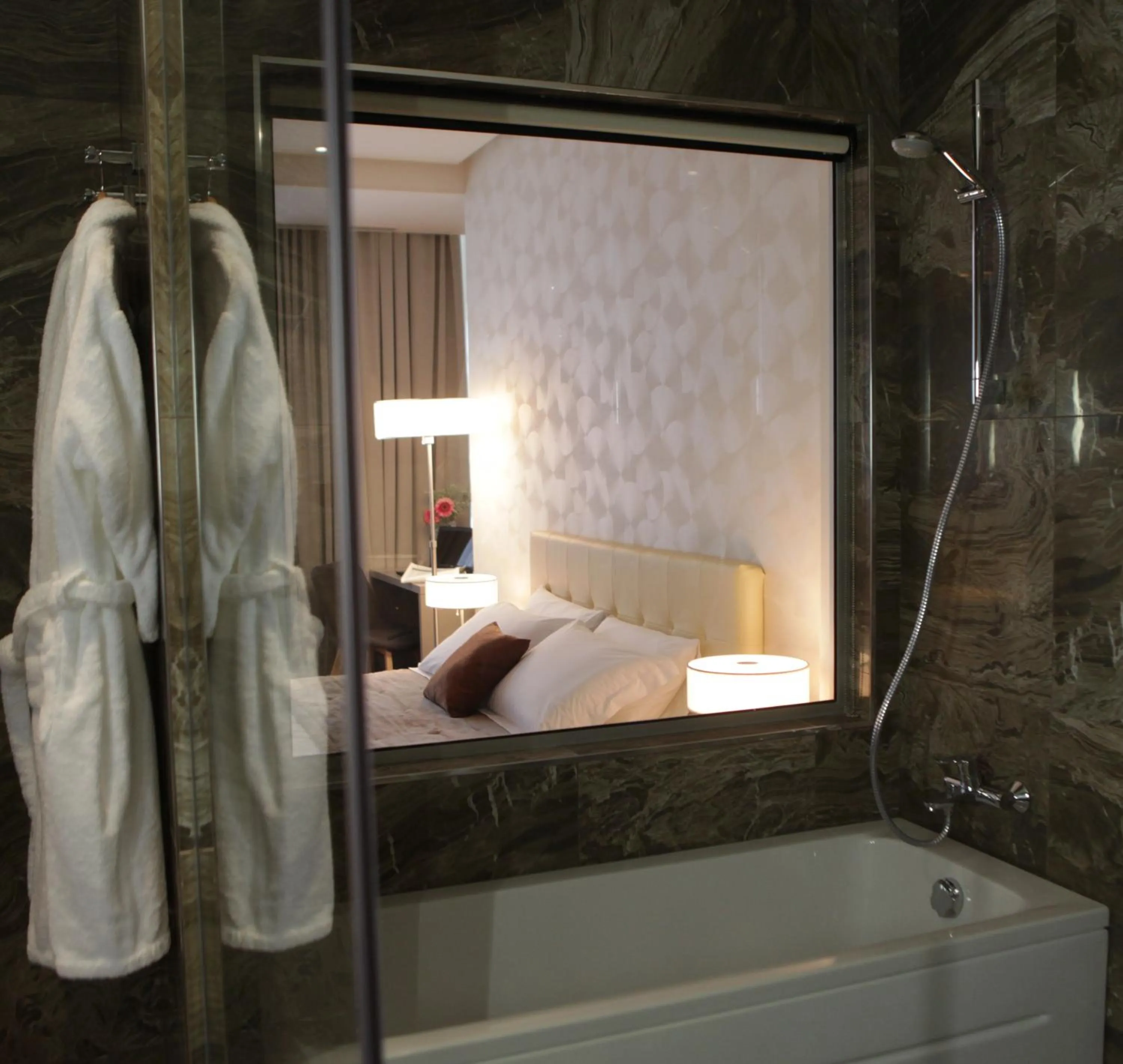 Hot Tub, Bed in Best Western Premier Ark Hotel