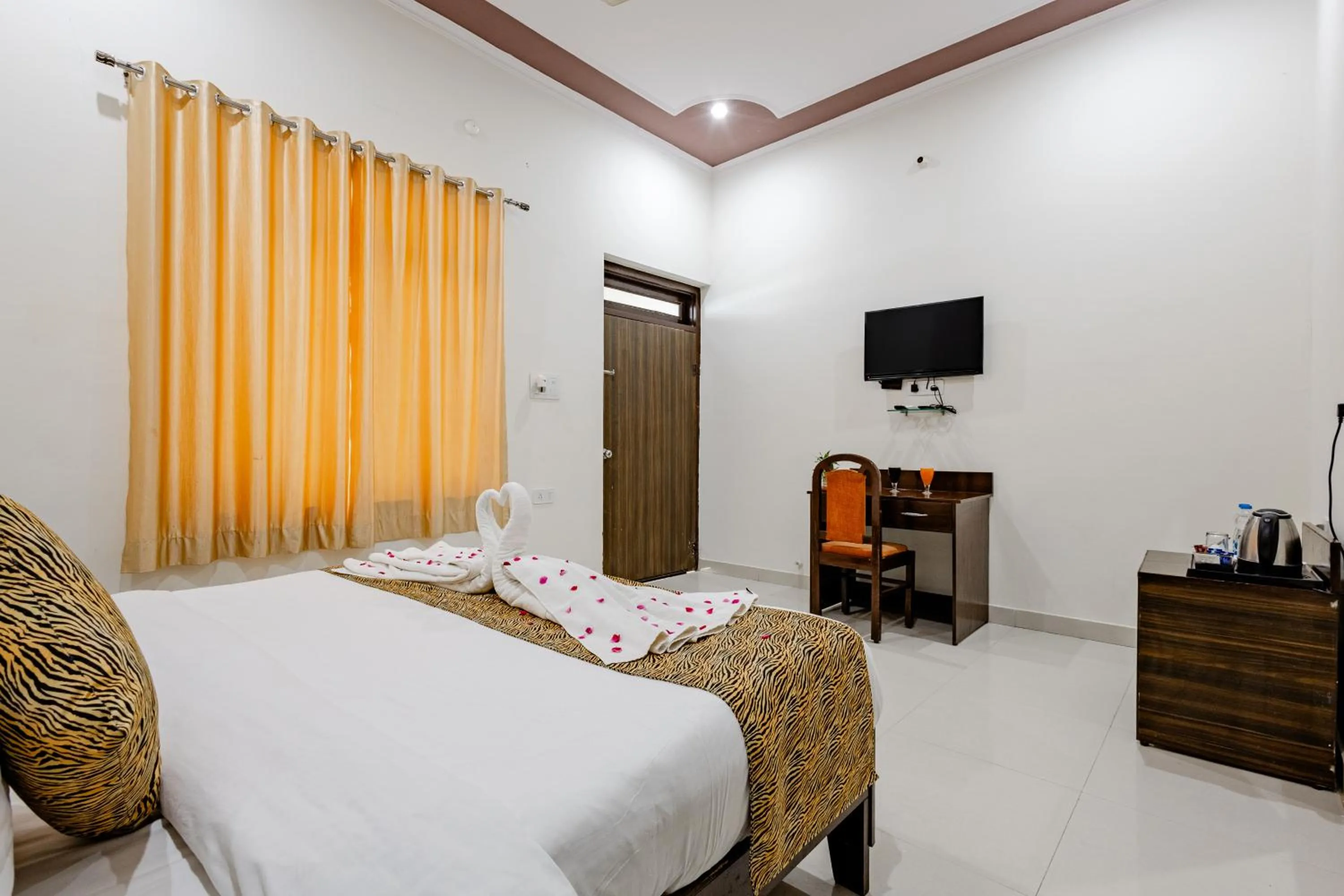 Photo of the whole room, Bed in Ranthambore Resort