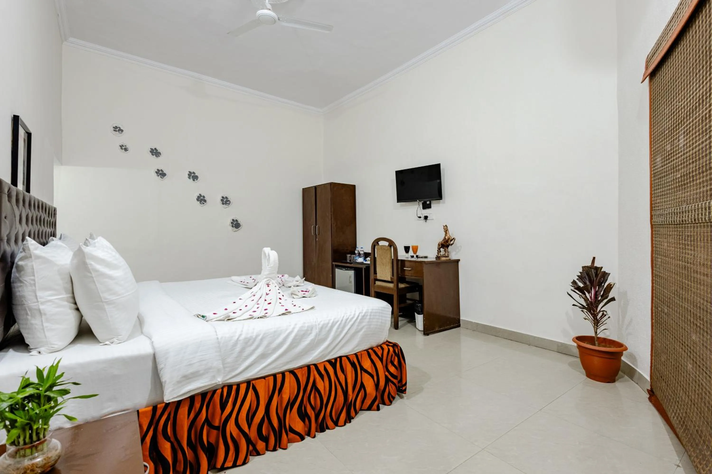 Communal lounge/ TV room, Bed in Ranthambore Resort