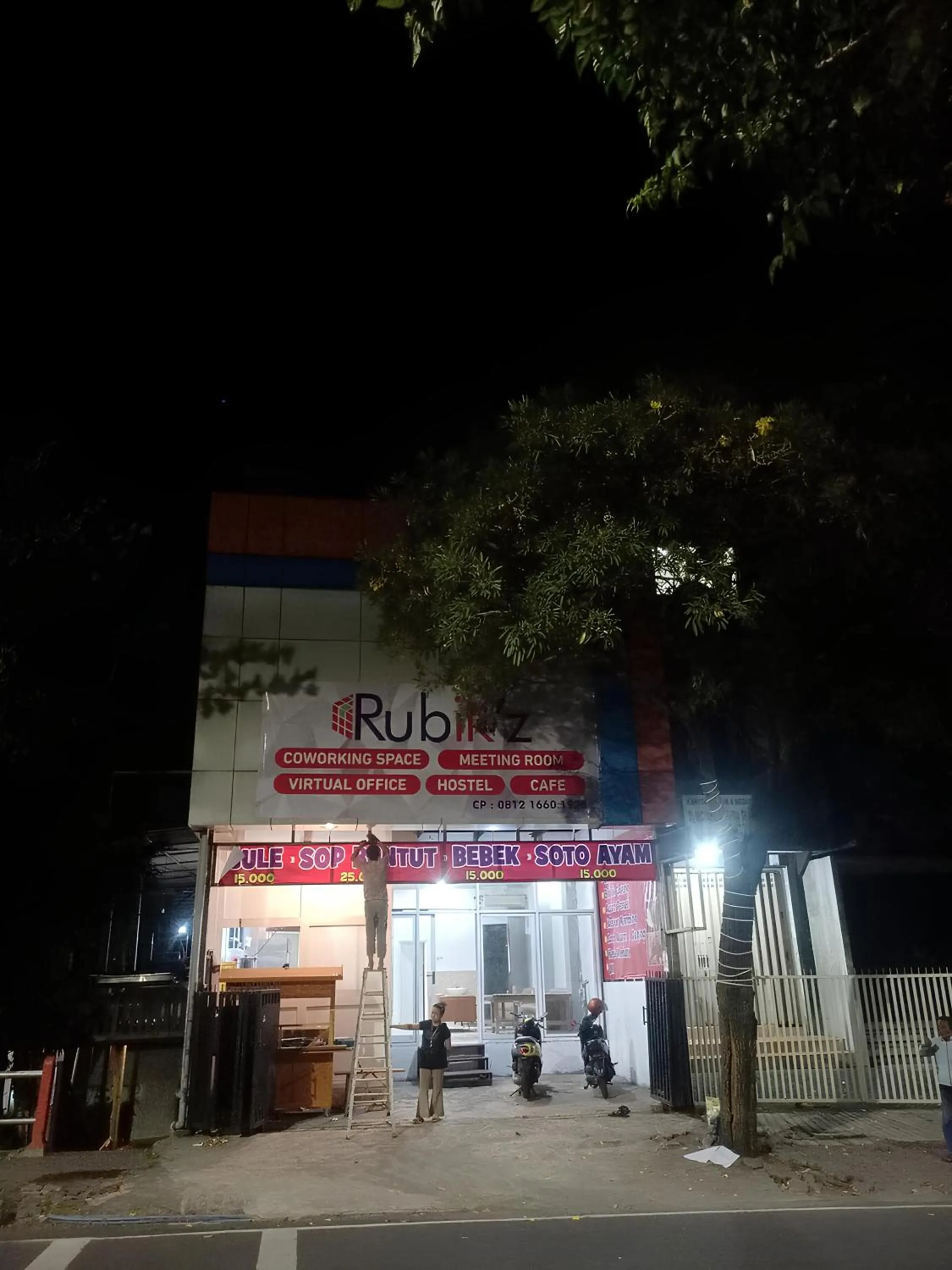 Property building in Rubikz Hostel & Cafe