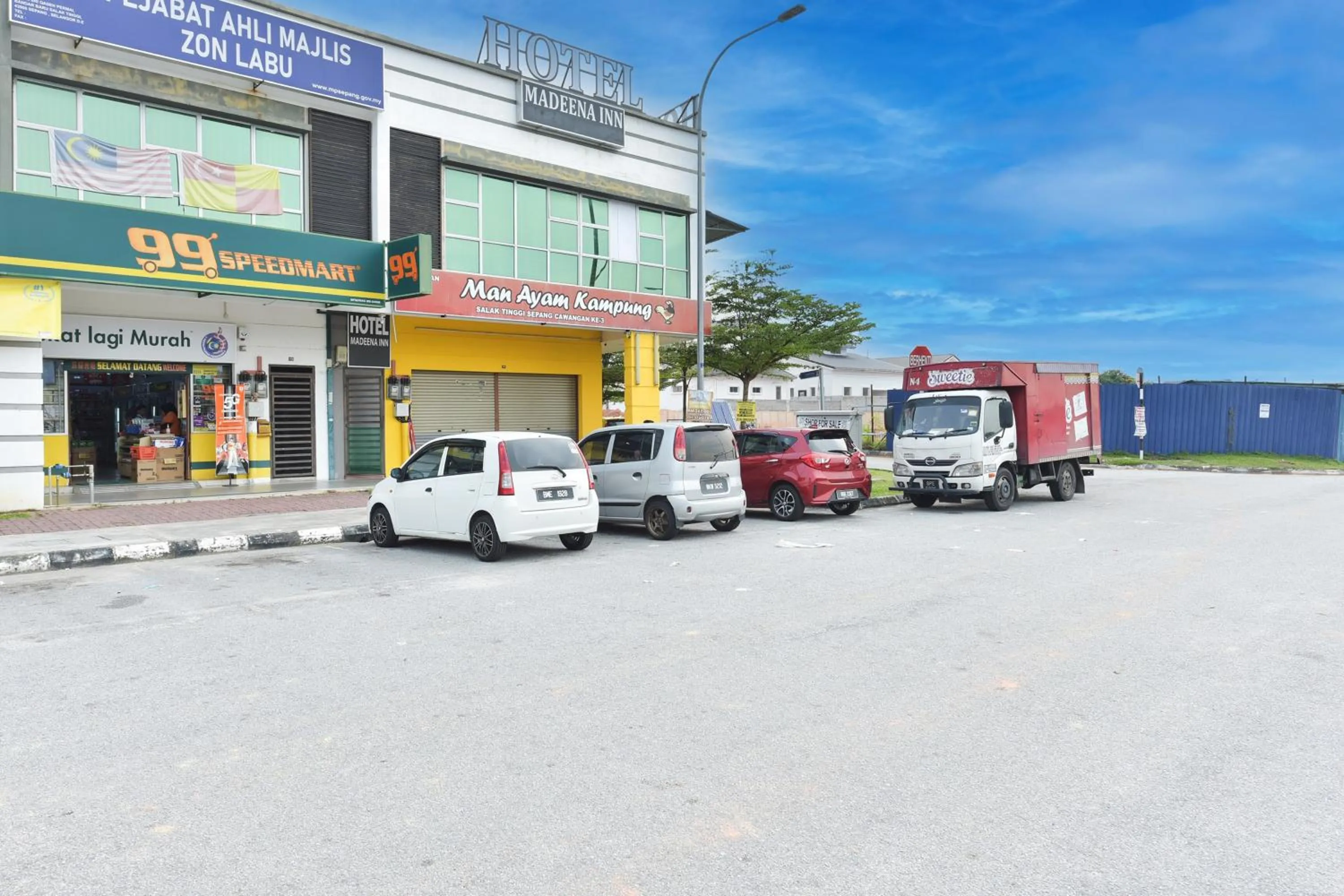 Facade/entrance in Hotel O Madeena Inn