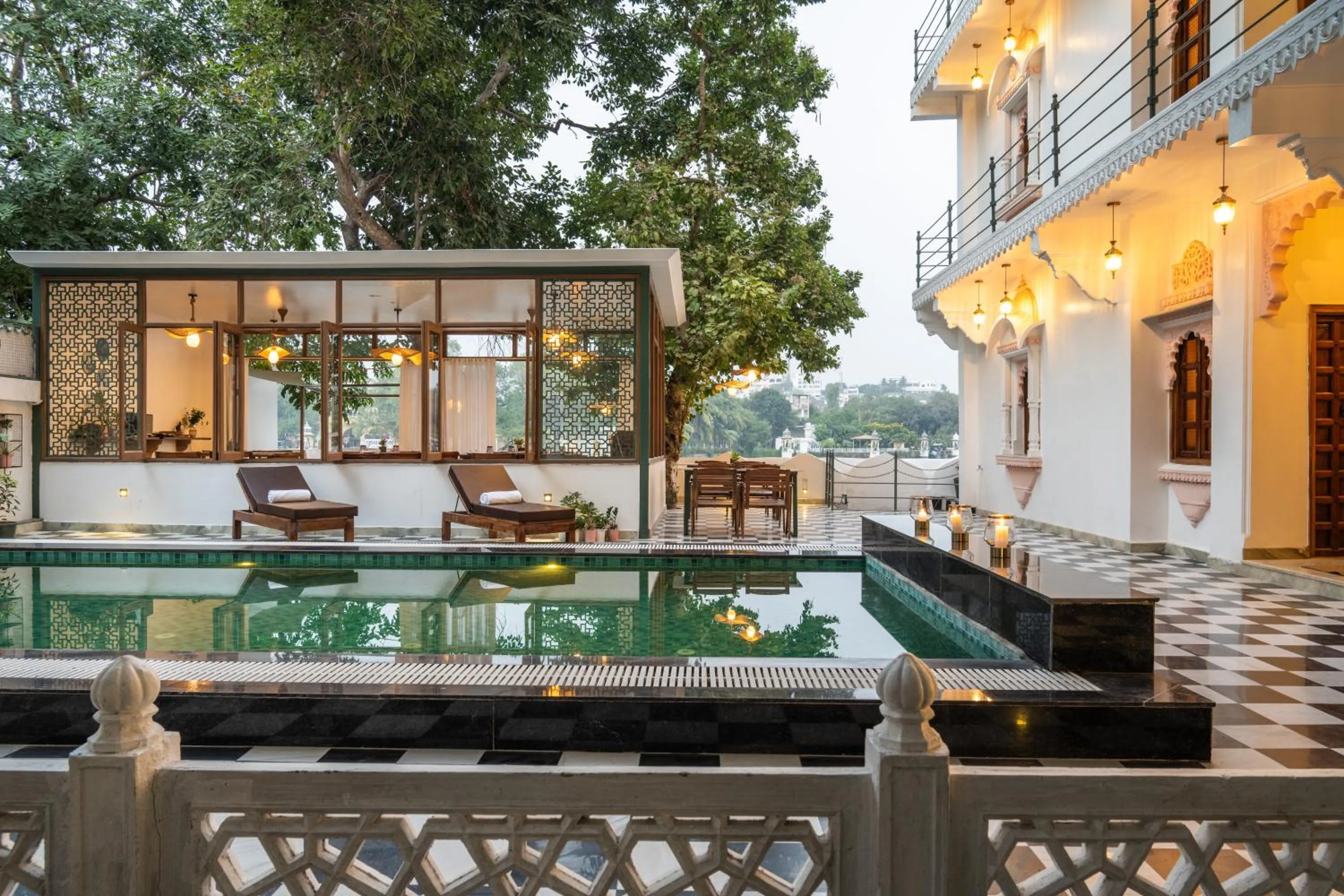 Restaurant/places to eat in The Experience Resort-Lake Facing