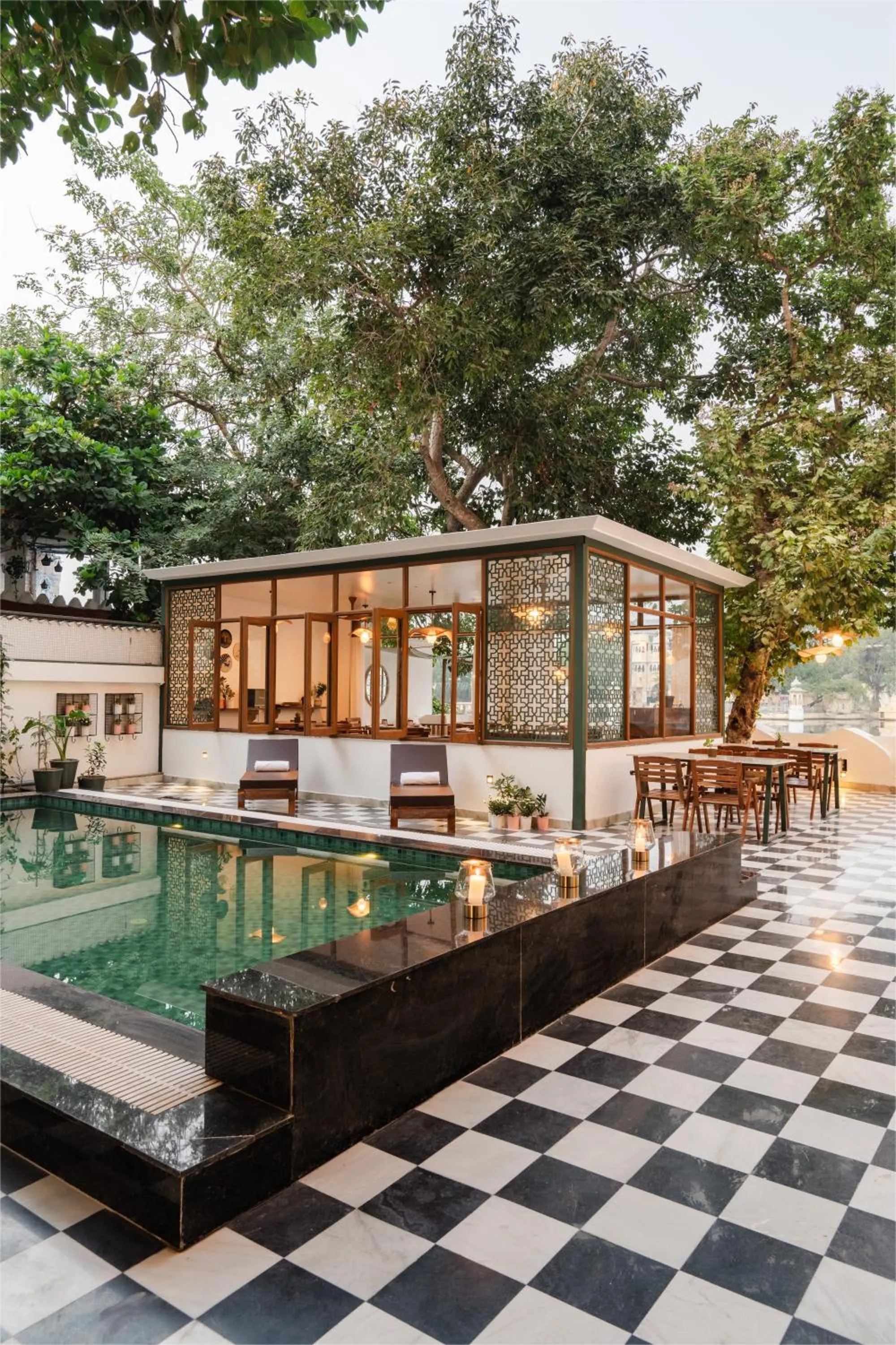 Restaurant/places to eat in The Experience Resort-Lake Facing