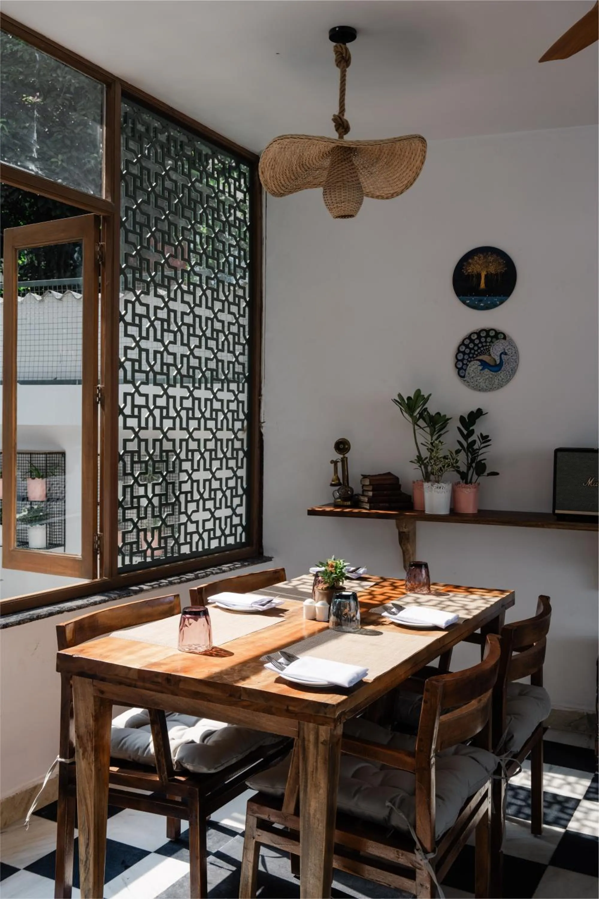 Restaurant/places to eat in The Experience Resort-Lake Facing