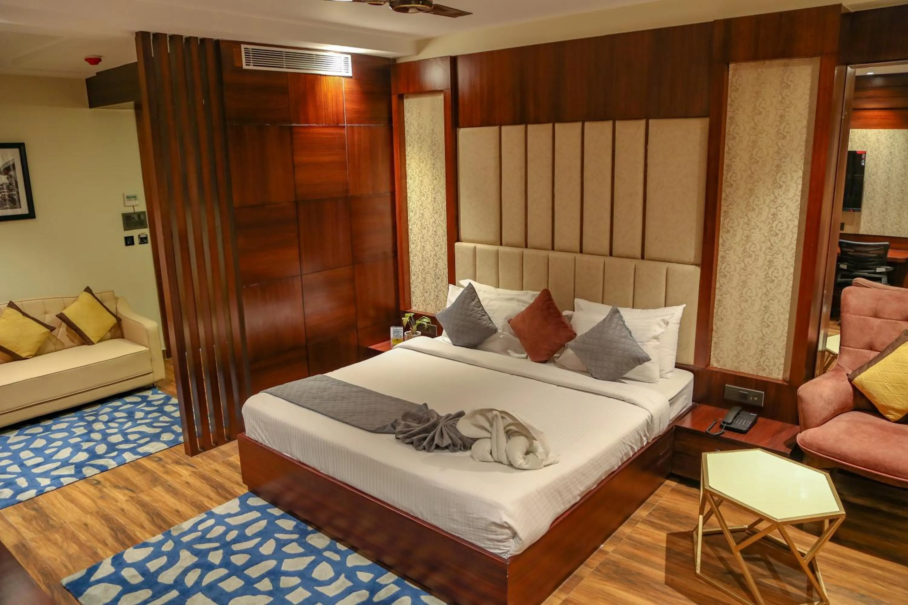 Living room, Bed in Four Leaf Hotel - AKOSHA