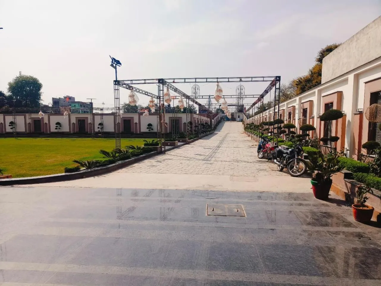 Day in Four Leaf Hotel - AKOSHA