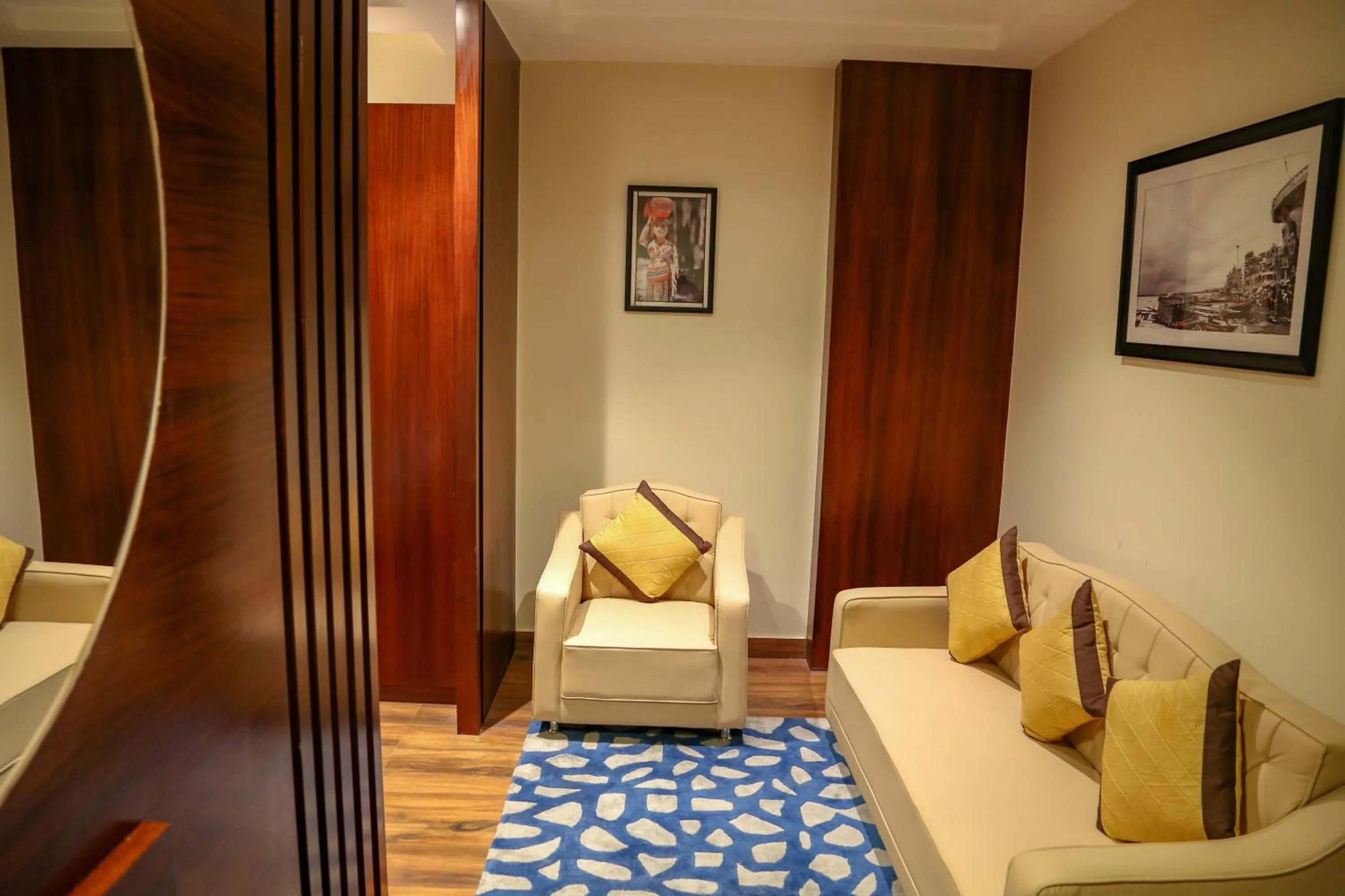 Living room, Bed in Four Leaf Hotel - AKOSHA