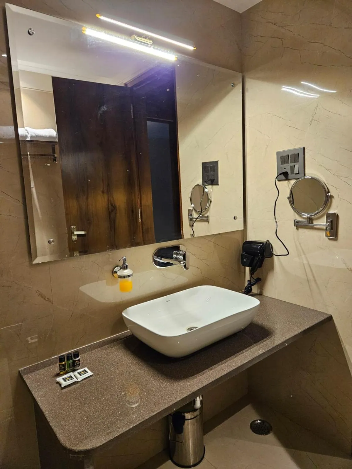 Shower in Four Leaf Hotel - AKOSHA