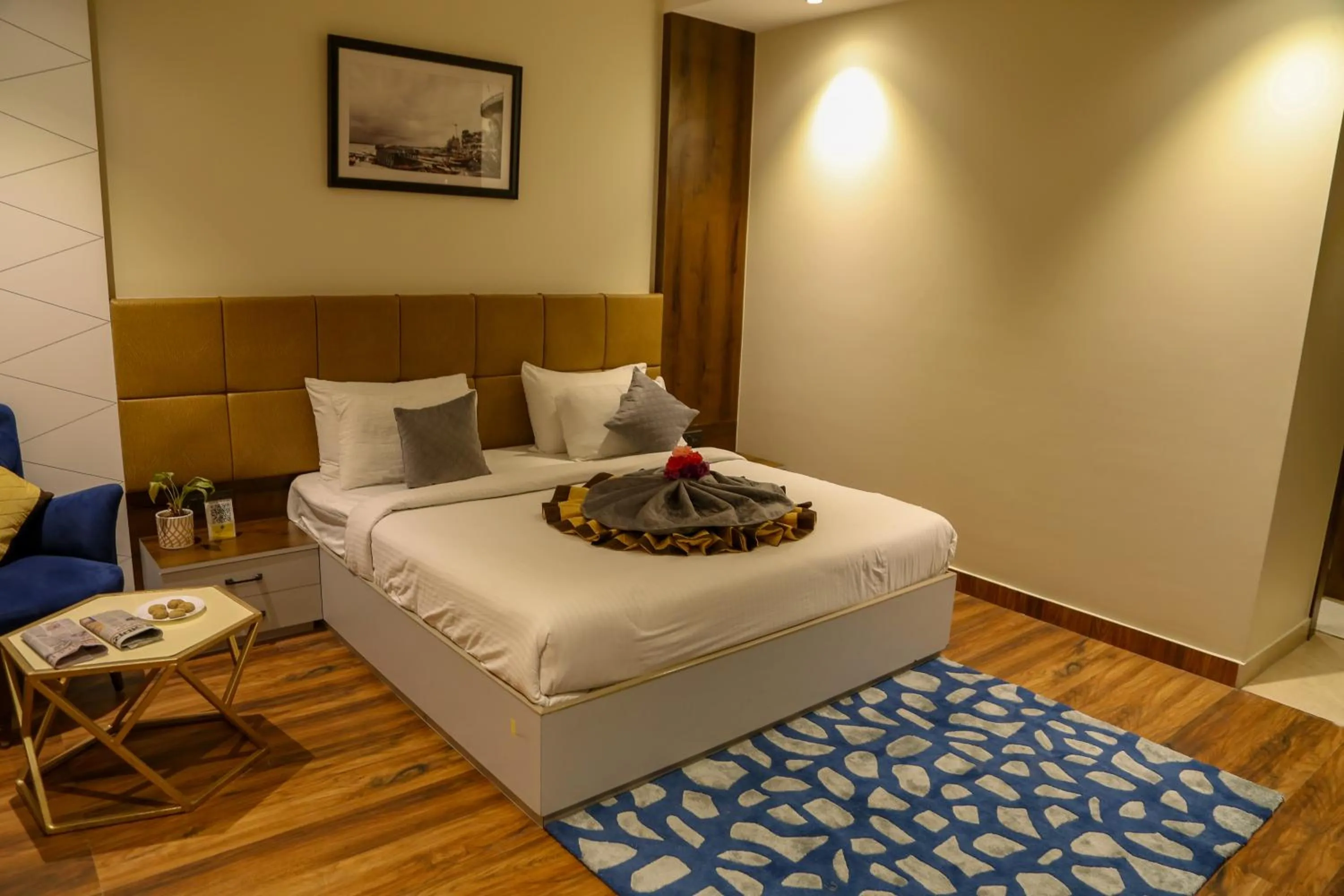 Living room, Bed in Four Leaf Hotel - AKOSHA