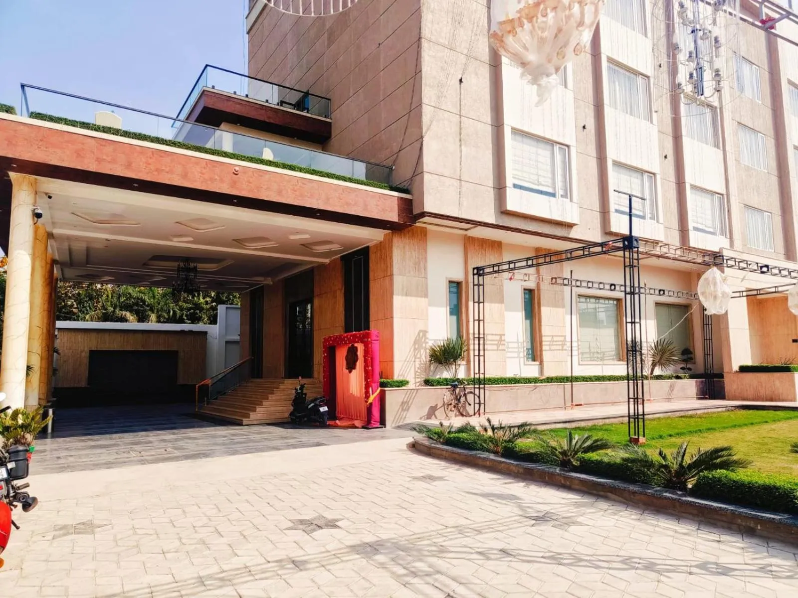 Property building in Four Leaf Hotel - AKOSHA